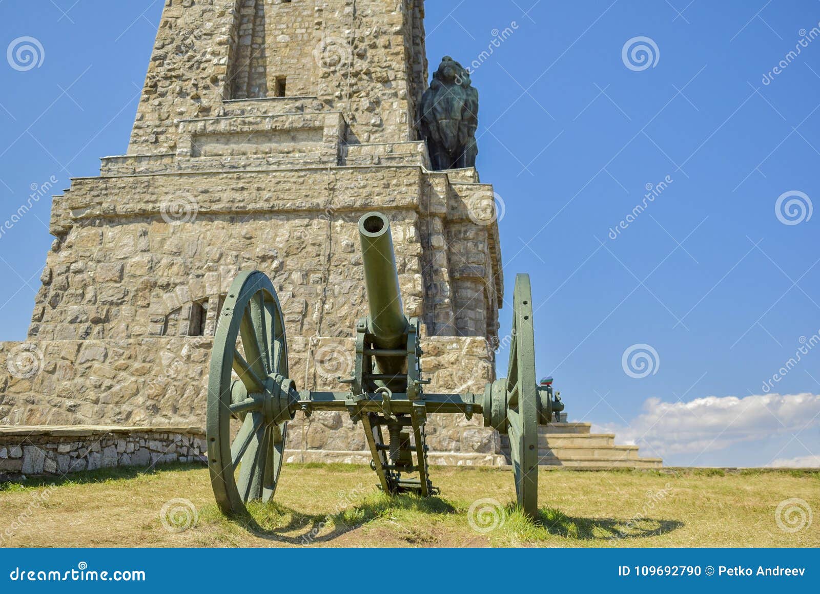 21 07 2017 bij het Shipka-Monument, een deel van de 100 nationale toeristenplaatsen In 1934, werd het Monument van het Monument van Vrijheidsshipka gebouwd bij de bovenkant, die tot een wegweg en een steentrap leiden