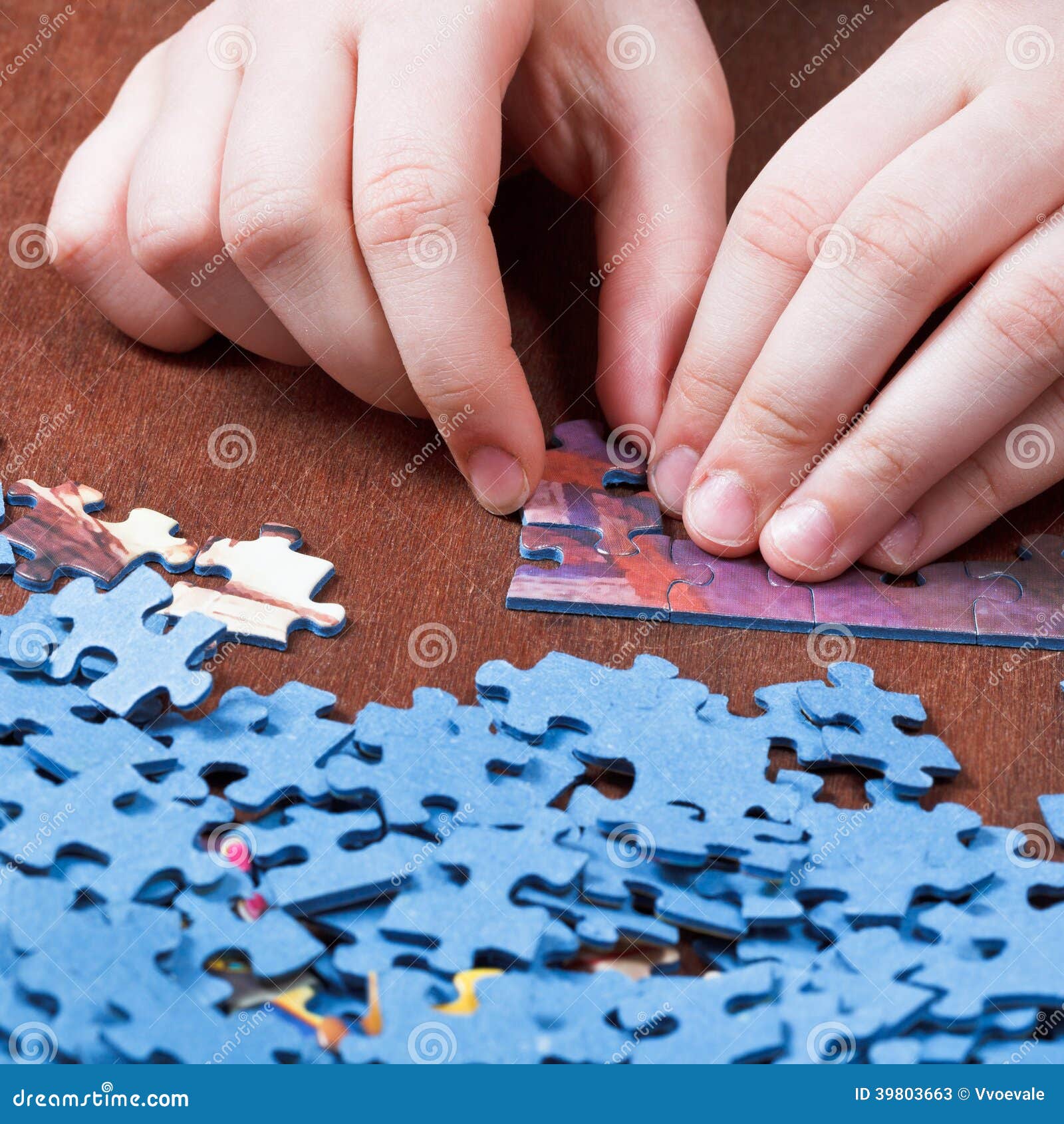 Het spelen met puzzels afbeelding. Image wapen - 39803663