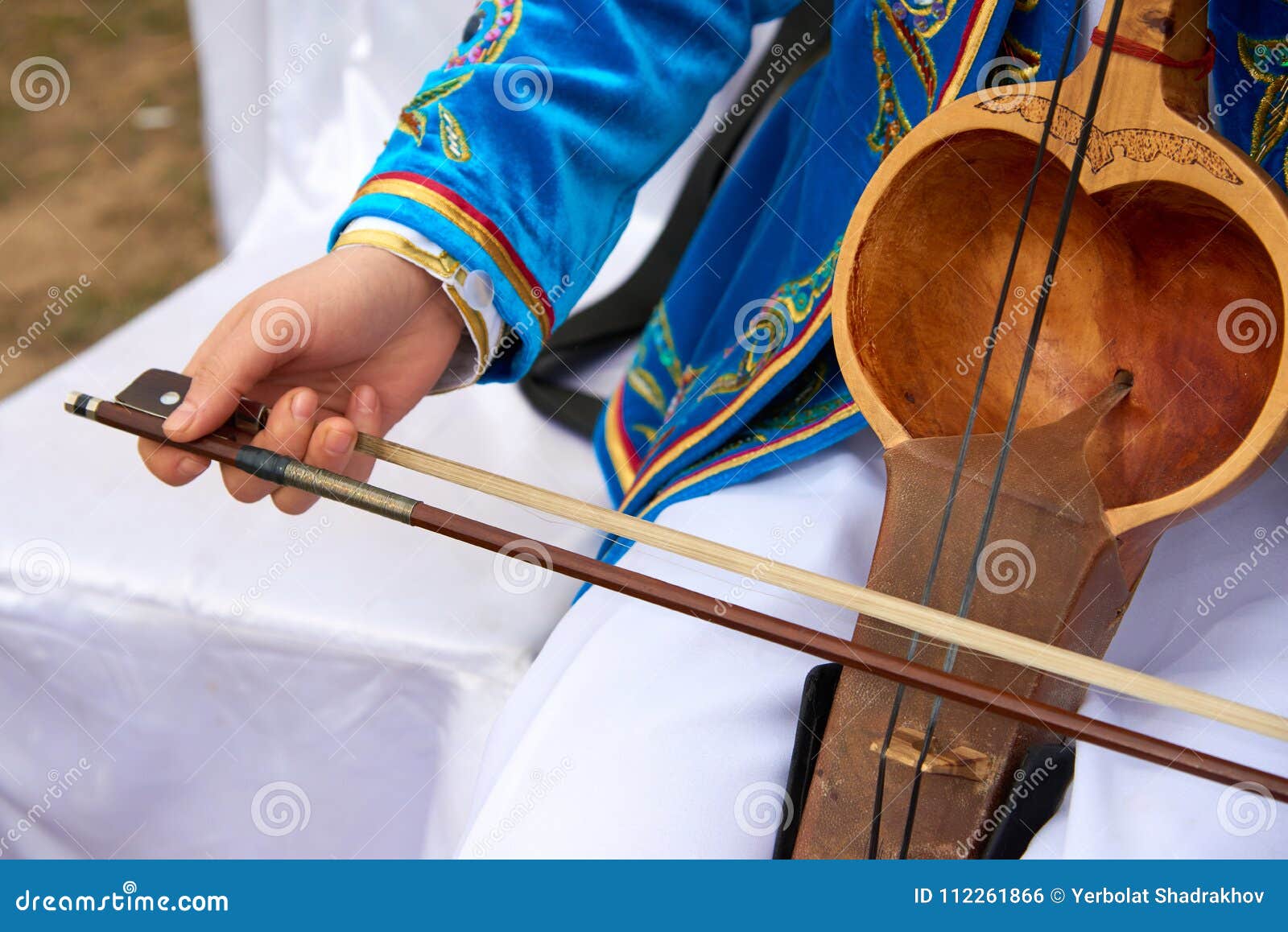 Meer stad Onenigheid Het Spelen Van Een Muzikaal Instrument Kobyz Stock Foto - Image of  instrument, orkest: 112261866