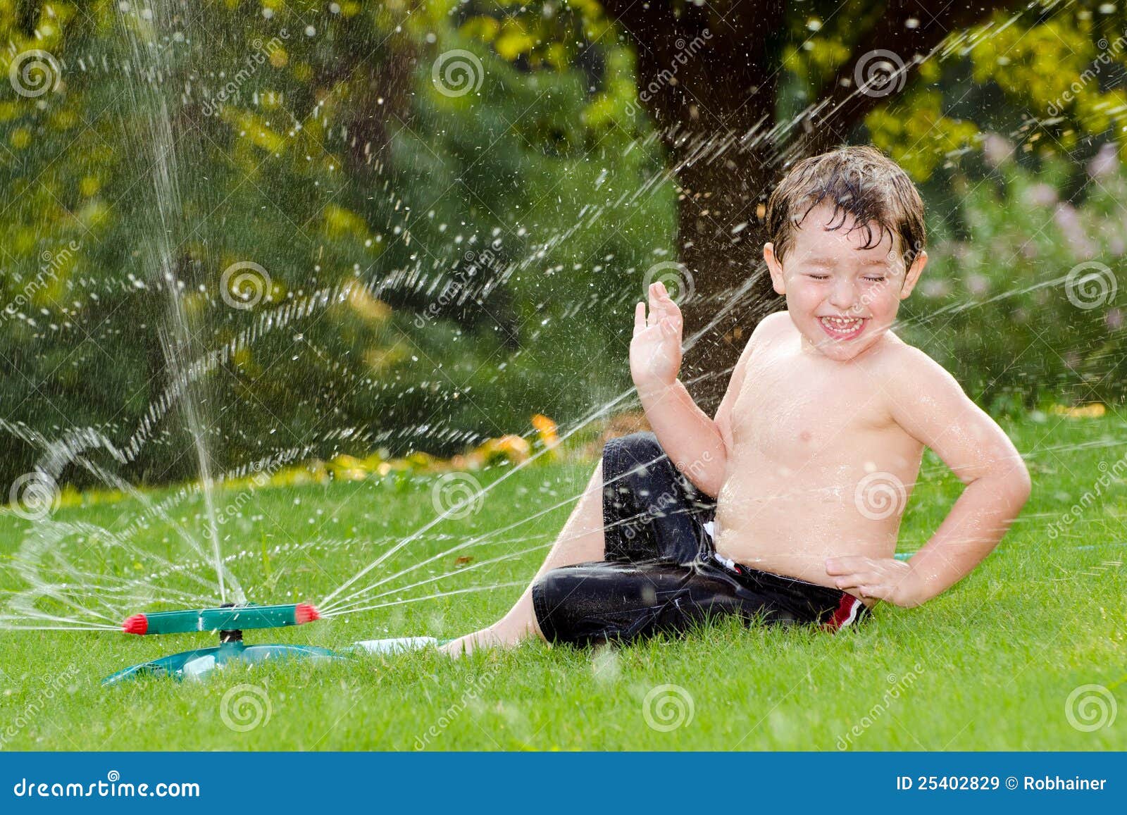 Gecomprimeerd Ik heb het erkend tellen Het Spelen Van Het Kind in Watersproeier Stock Afbeelding - Image of pret,  kind: 25402829