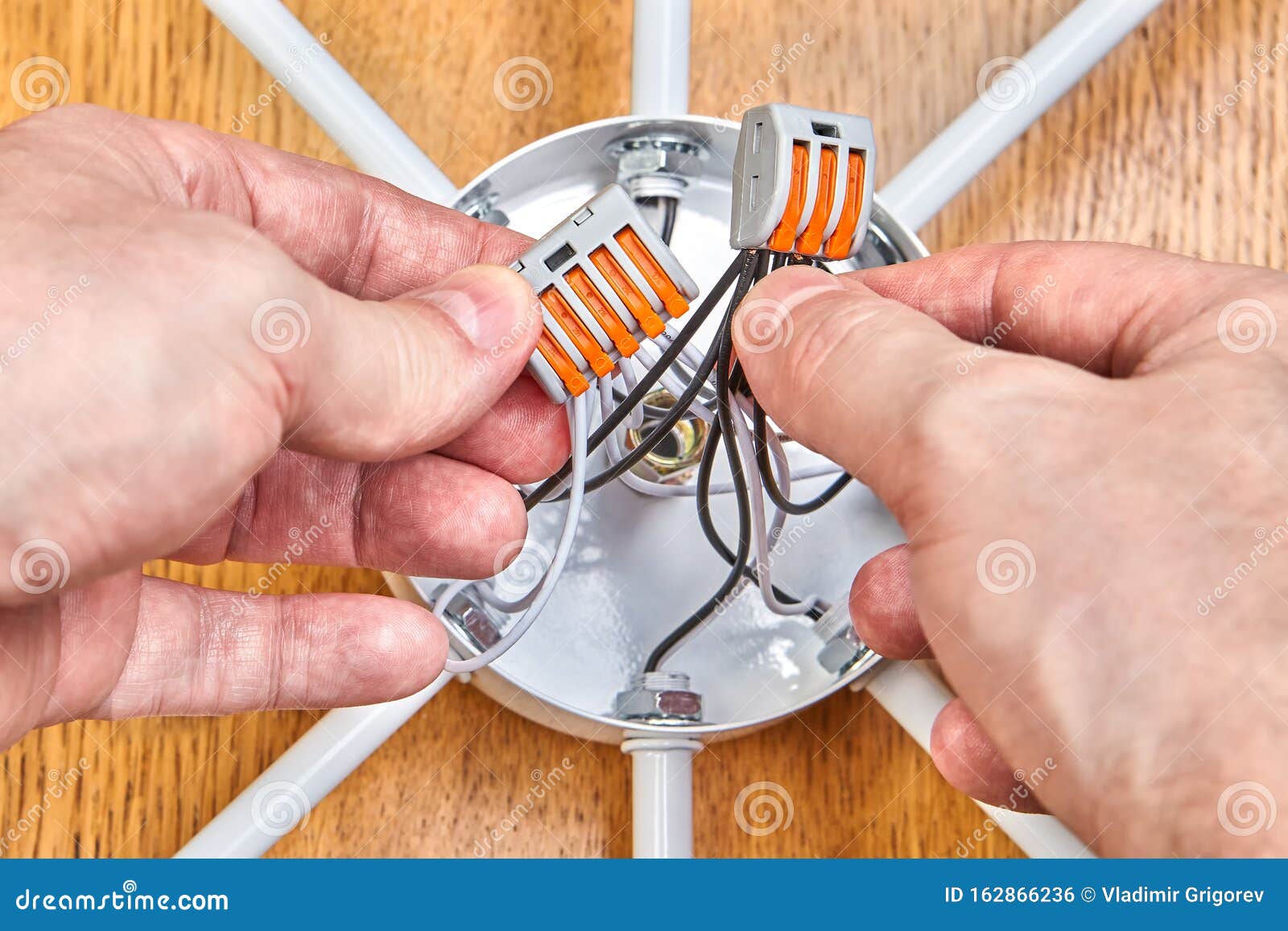 Christchurch Temerity Eekhoorn Het Splitsen Van Elektrische Draden in Elektrische Doos Van De Lamp Stock  Foto - Image of kabels, elektriciteit: 162866236