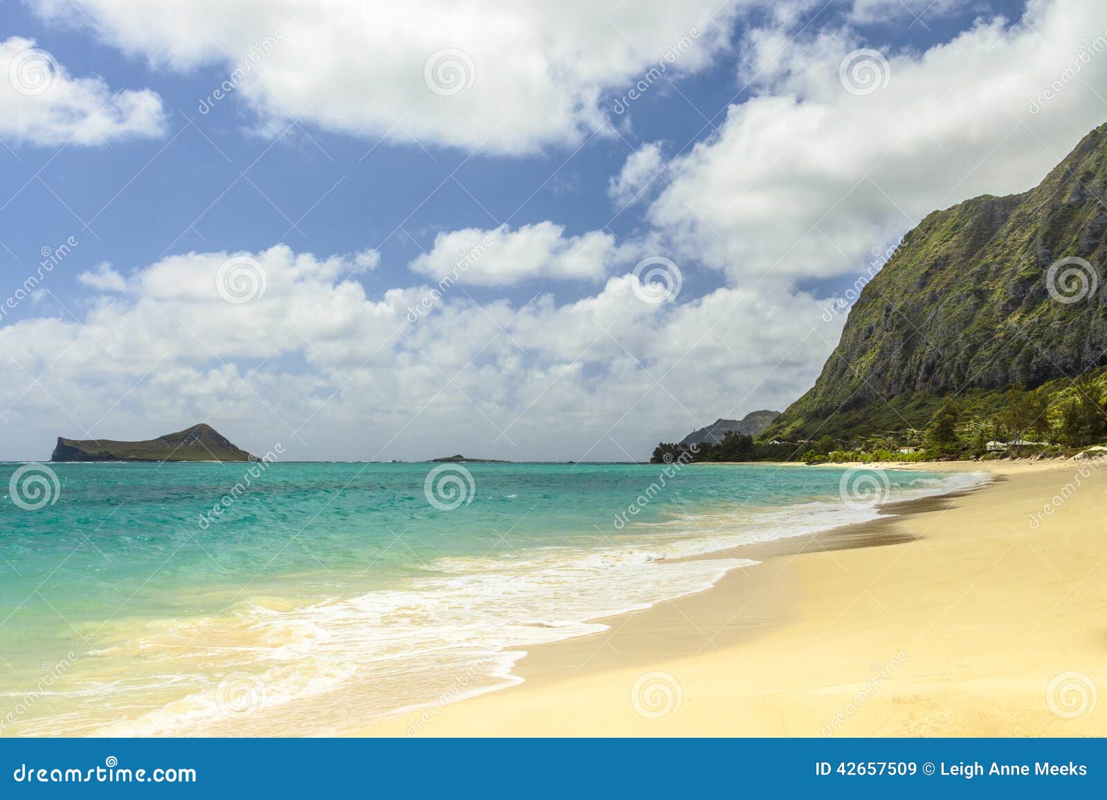 Het Strand van Waimanalo. Waimanalostrand die zuiden naar Makapuu-Punt en Manana-Eiland, algemeen kijken die als Konijneiland wordt bedoeld, op Windwaarts Oahu, Hawaï