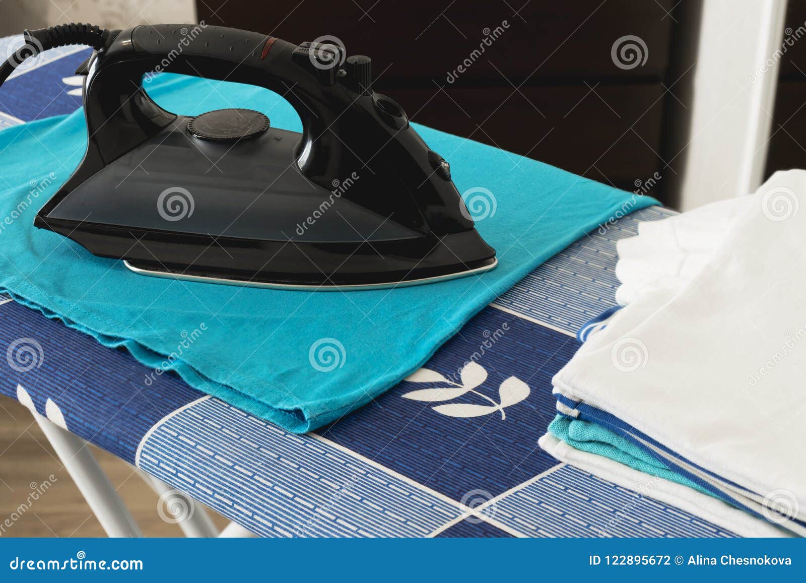 Het Strijken Van Blauwe T Shirt Op De Strijkplank Stock Foto Afbeelding Bestaande Uit Technologie Blauw