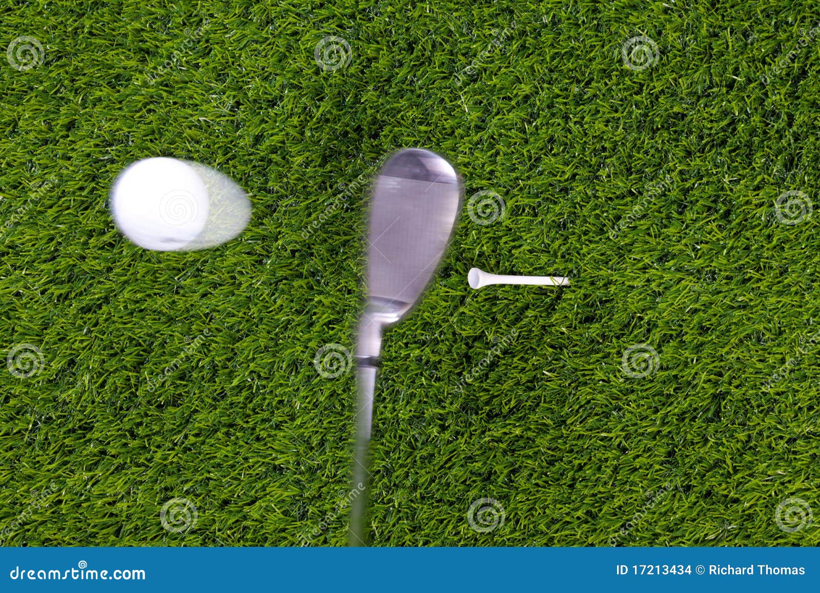 Het T-stuk van het golf dat met ijzer is ontsproten. Foto van een ijzer dat een golfbal raakt van het T-stuk met motieonduidelijk beeld op de club en de bal. Het daadwerkelijke schot niet photoshopped binnen.
