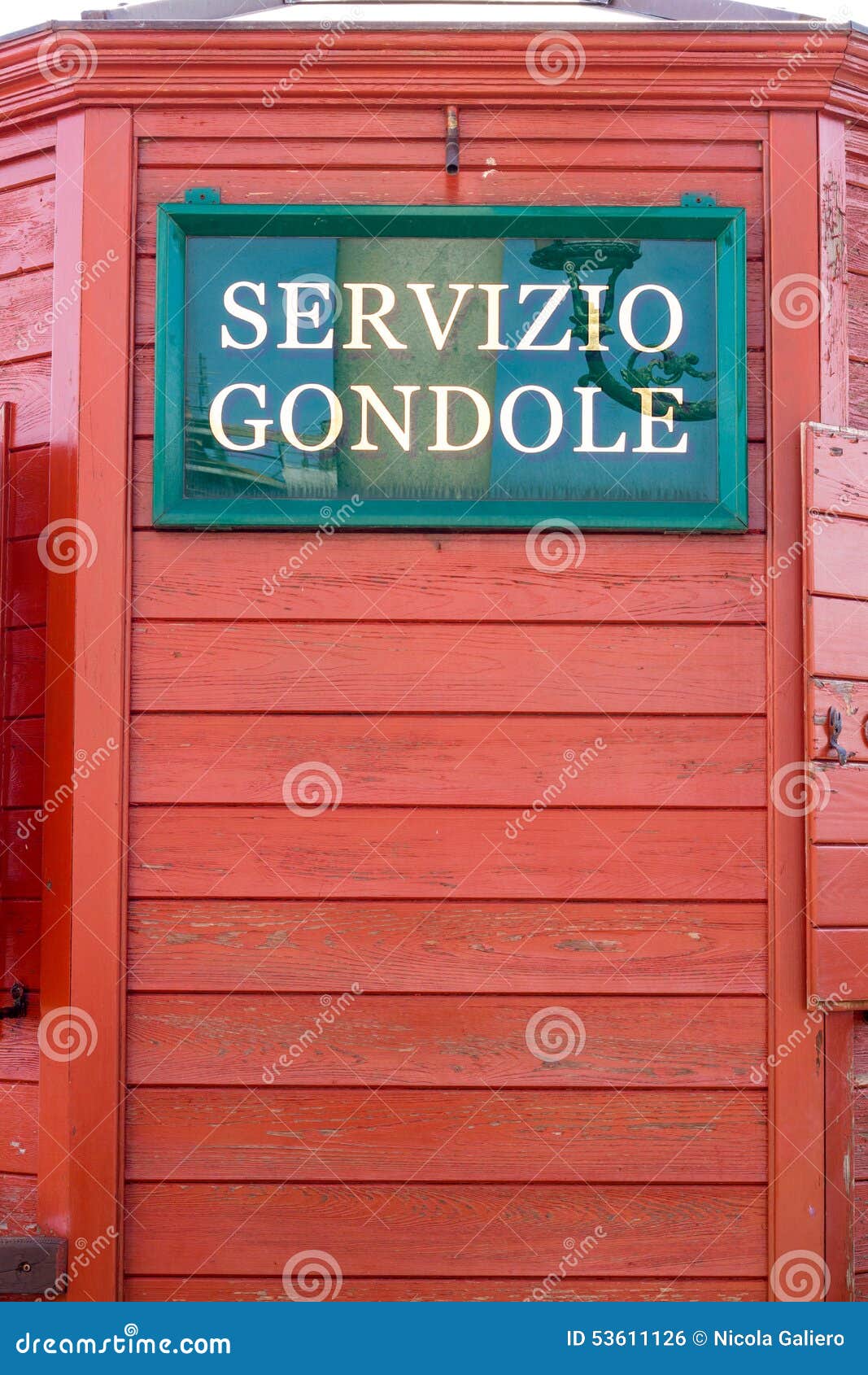 Het teken die van Venetië Italië Servicio Gondole adverteren (de Gondeldienst). Het teken die van Venetië Italië (de Gondeldienst) adverteren met rode houten achtergrond