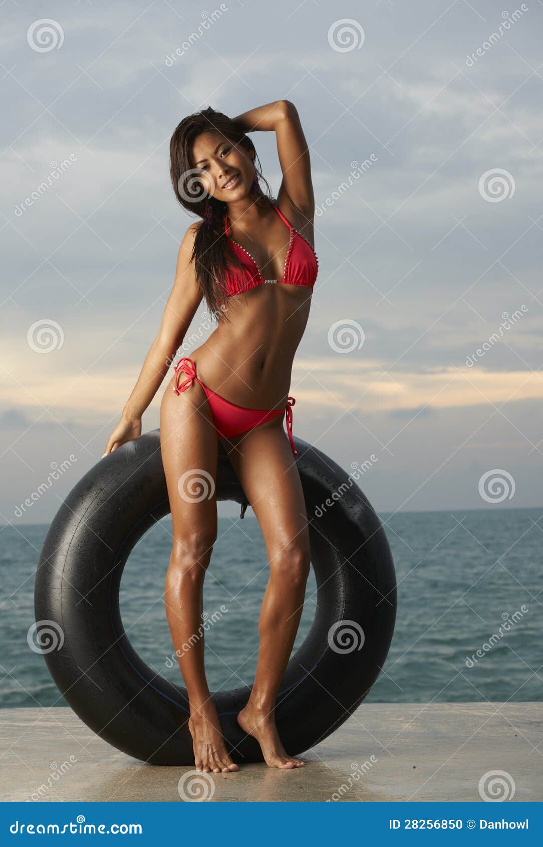 Het Thaise Model Van De Bikini Met Buis Stock Foto