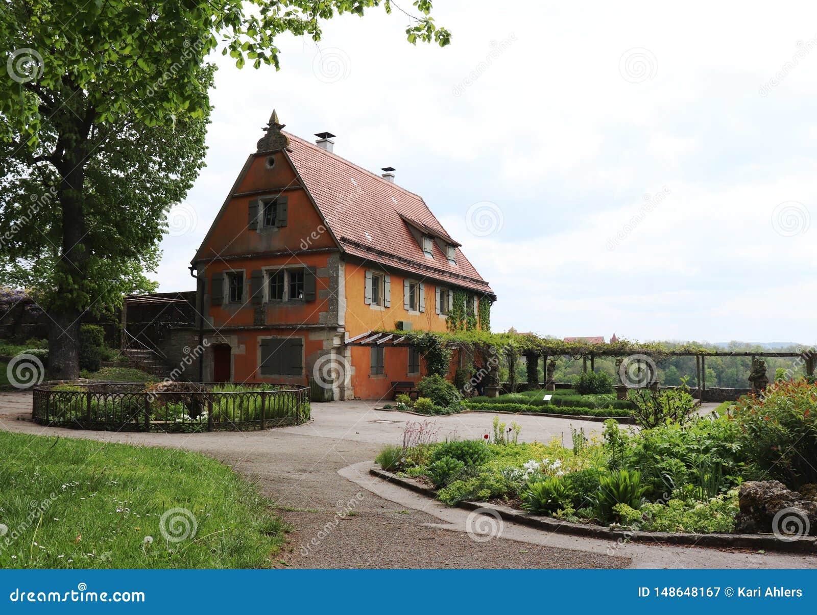 Het Tuinhuis in De Tuinen Van Rothenburg Ob Der Tauber, Duitsland Stock - Image of romantisch, 148648167