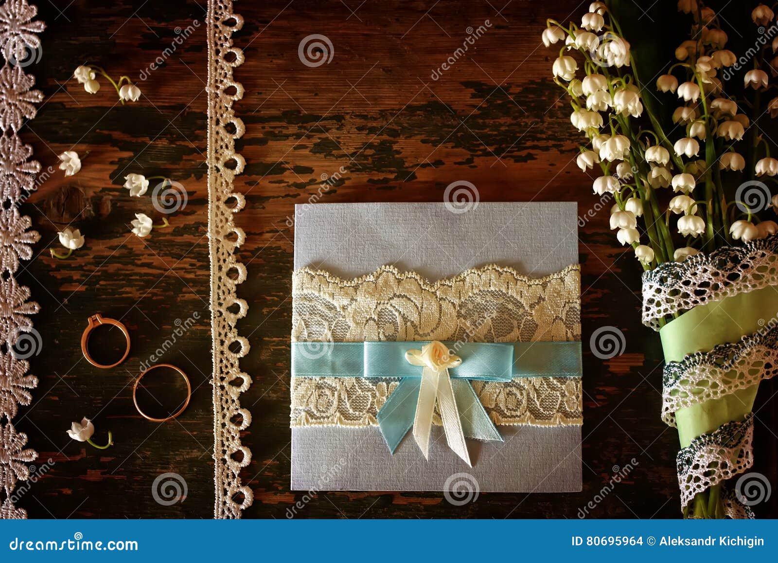 Het uitstekende boeket van het fotohuwelijk van lelietje-van-dalen en ring. Oude sjofele houten geschilderde achtergrond en een mooi boeket van vers wit bloemenlelietje-van-dalen