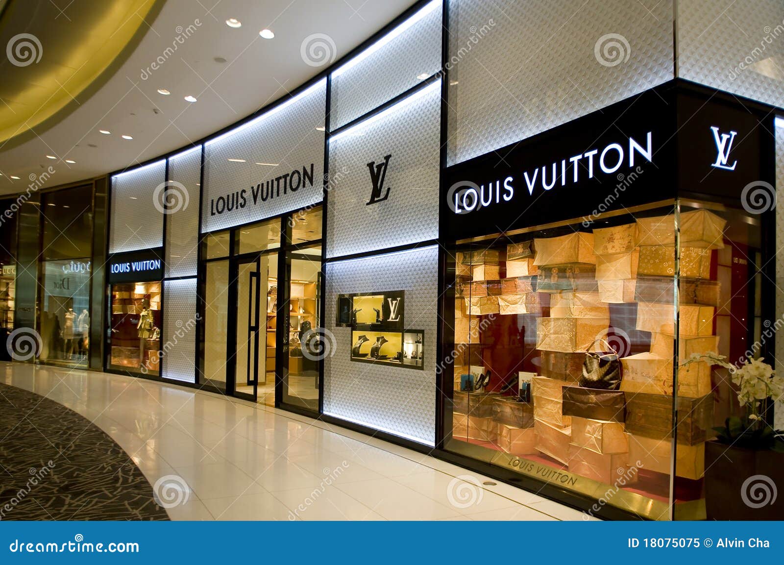 Het Venstervertoning Van De Winkel Van Louis Vuitton Redactionele Afbeelding - Afbeelding ...