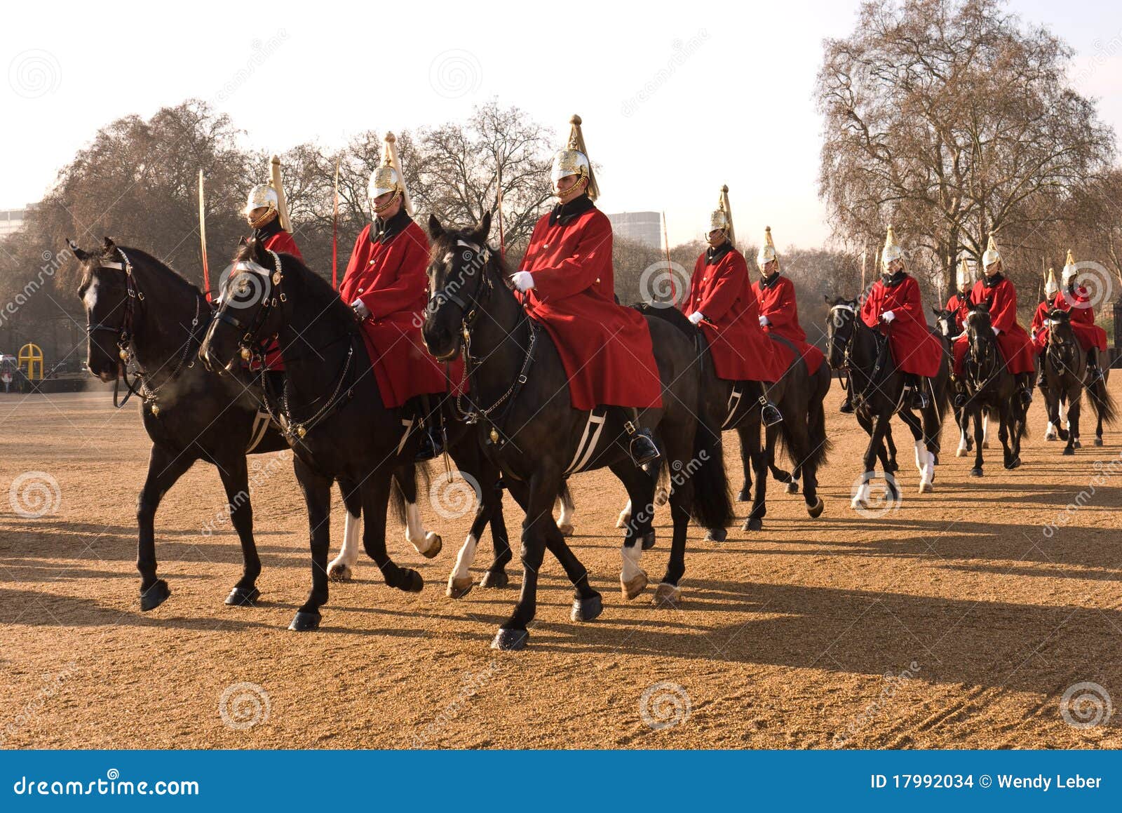 Het veranderen van de Wacht, de Parade van de Wachten van het Paard. De leden van de Wachten van het Paard van de Koningin Koninklijke van het Koninklijke Leven bewaakt Regiment, dat aan het Veranderen van de Ceremonie van de Wacht bij de Parade van de Wachten van het Paard berijdt. 19 januari, 2011 in Londen, het UK.