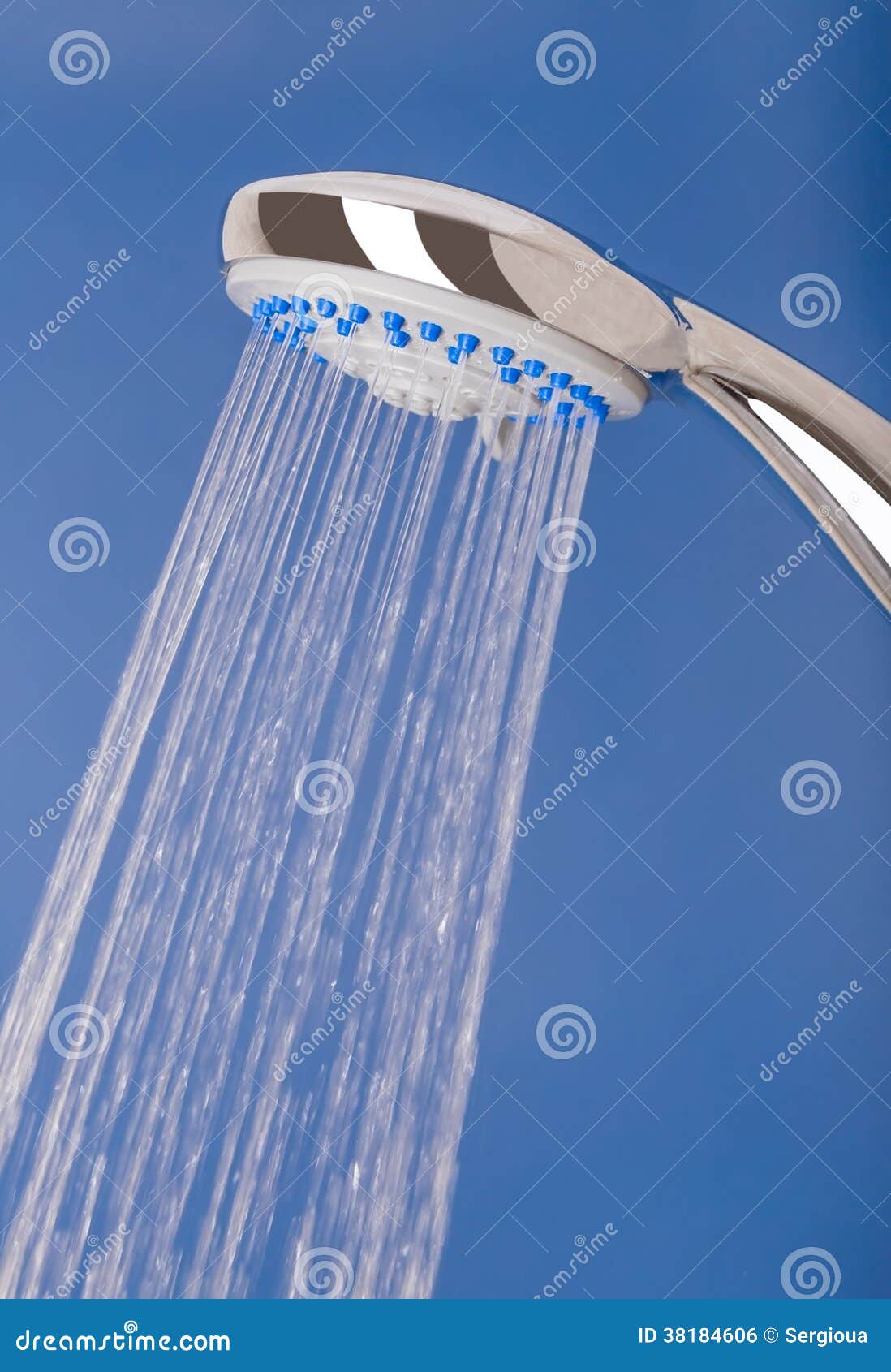 Het Verse Koude Water Giet Uit De Douche. Stock Foto Image of hitte