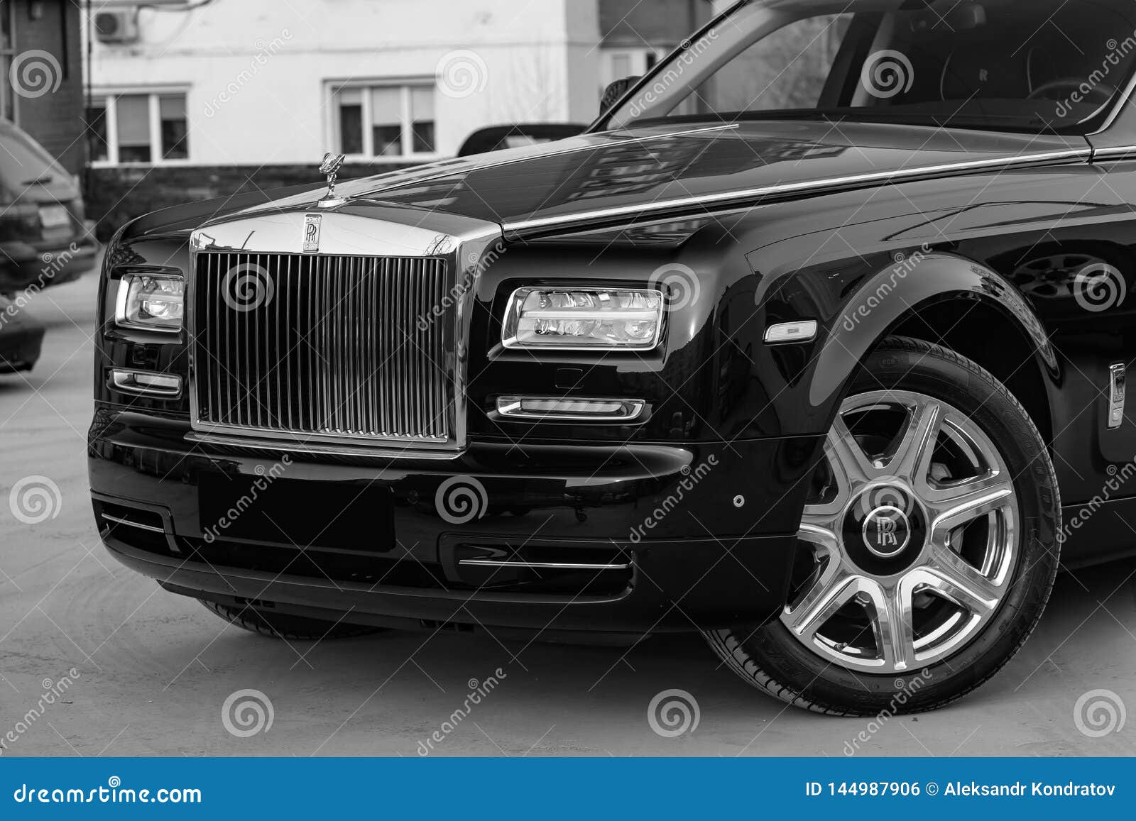 E 11 2019: Het vooraanzicht van nieuw een zeer dure luxe rolt Royce Phantom-auto, een lange zwarte die limousine, model in openlucht, op verkoop in zwart-witte kleur wordt voorbereid
