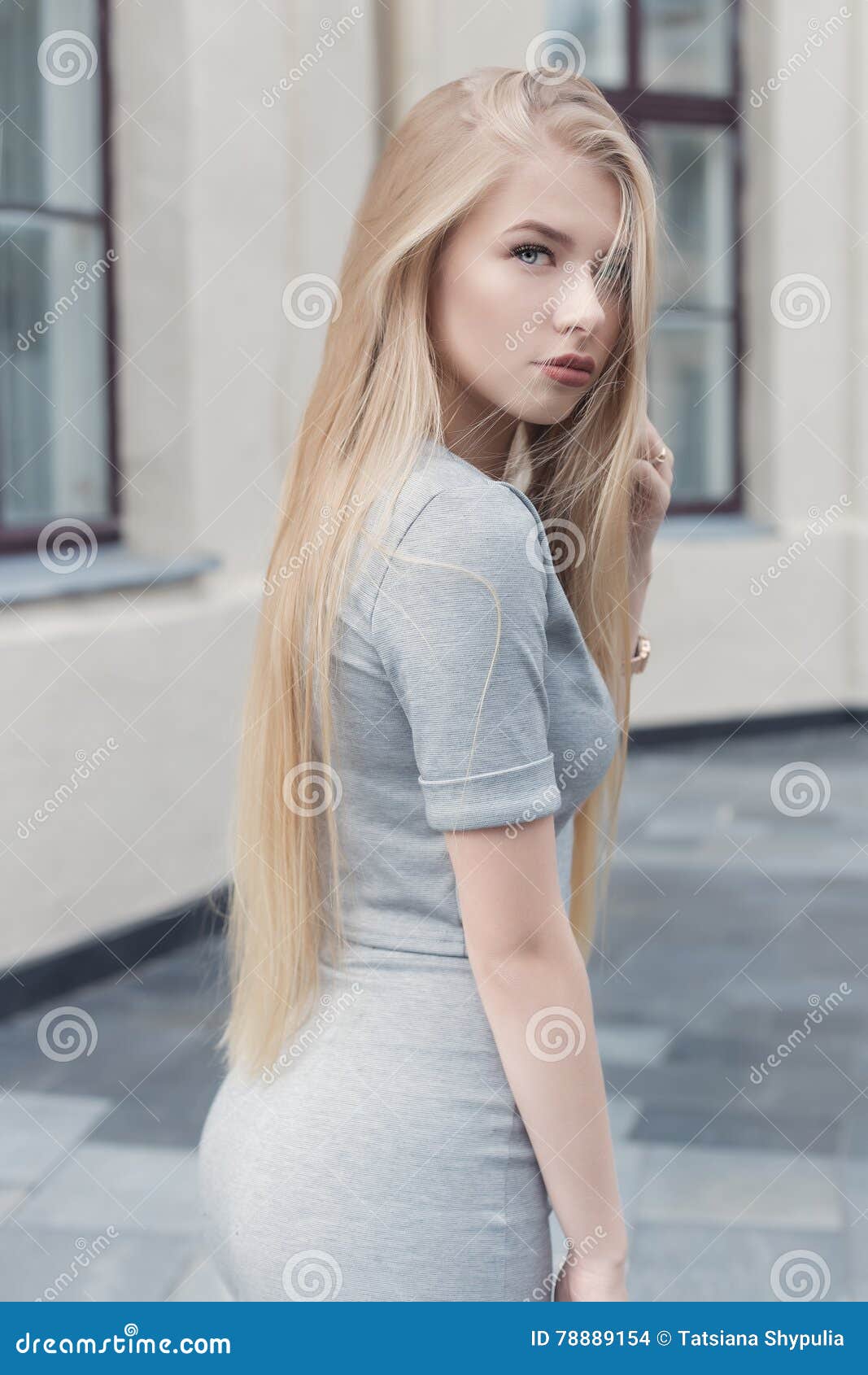 Uitgelezene Het Zachte Portret Van Een Mooi Leuk Meisje Met Lang Blond Haar FU-13