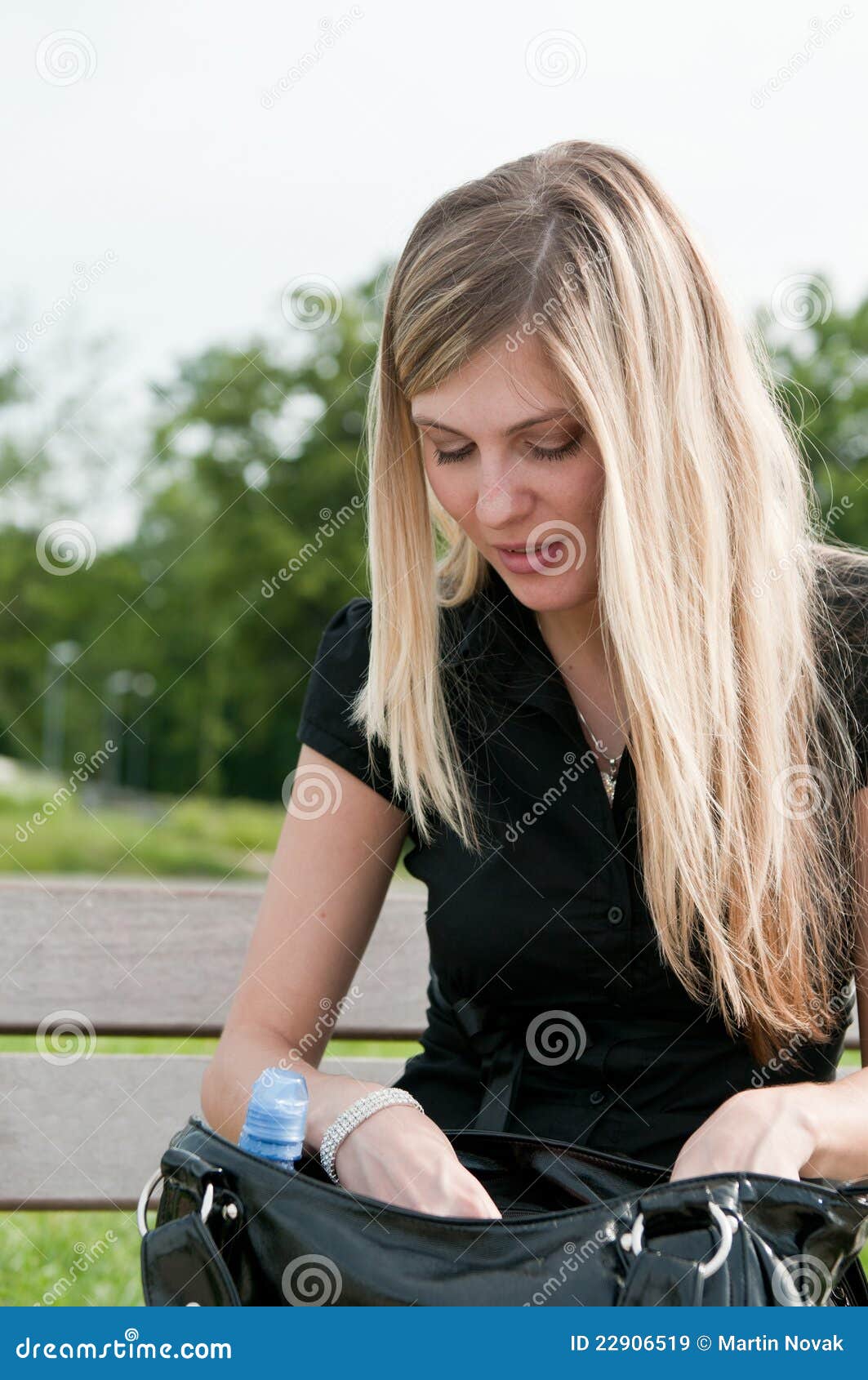 Vader fage Vooravond Ervaren persoon Het Zoeken in De Handtas Van De Vrouw Stock Afbeelding - Image of mensen,  wijfje: 22906519