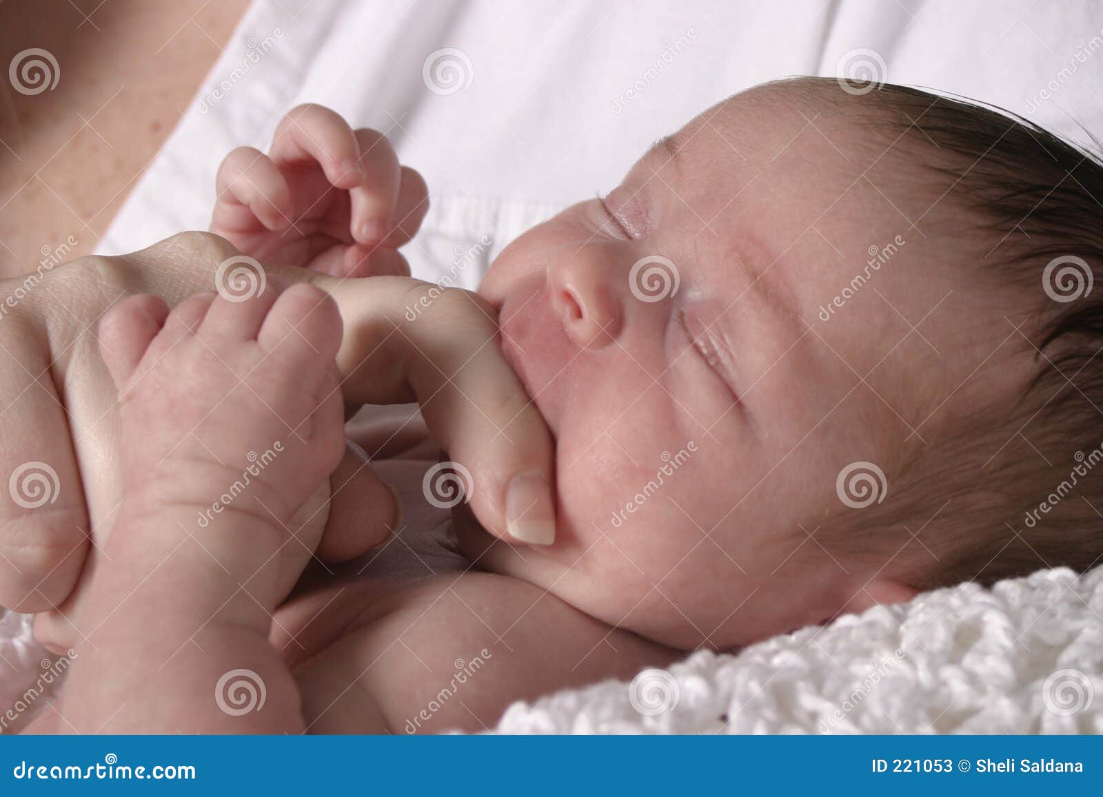 Het Zuigen Van De Baby Op De Vinger Van De Moeder Stock Afbeelding Afbeelding Bestaande Uit Greep Slaap 221053