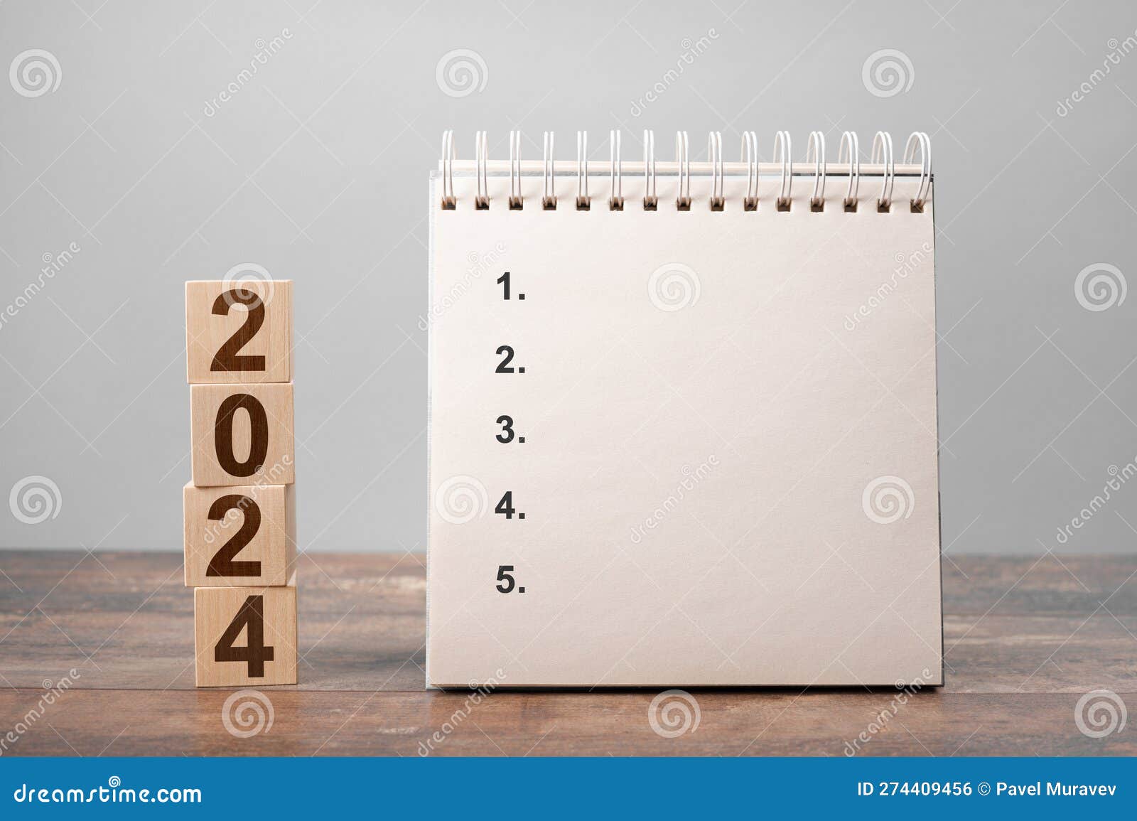 blanc mai 2024 calendrier sur en bois bureau. 2024 Nouveau année