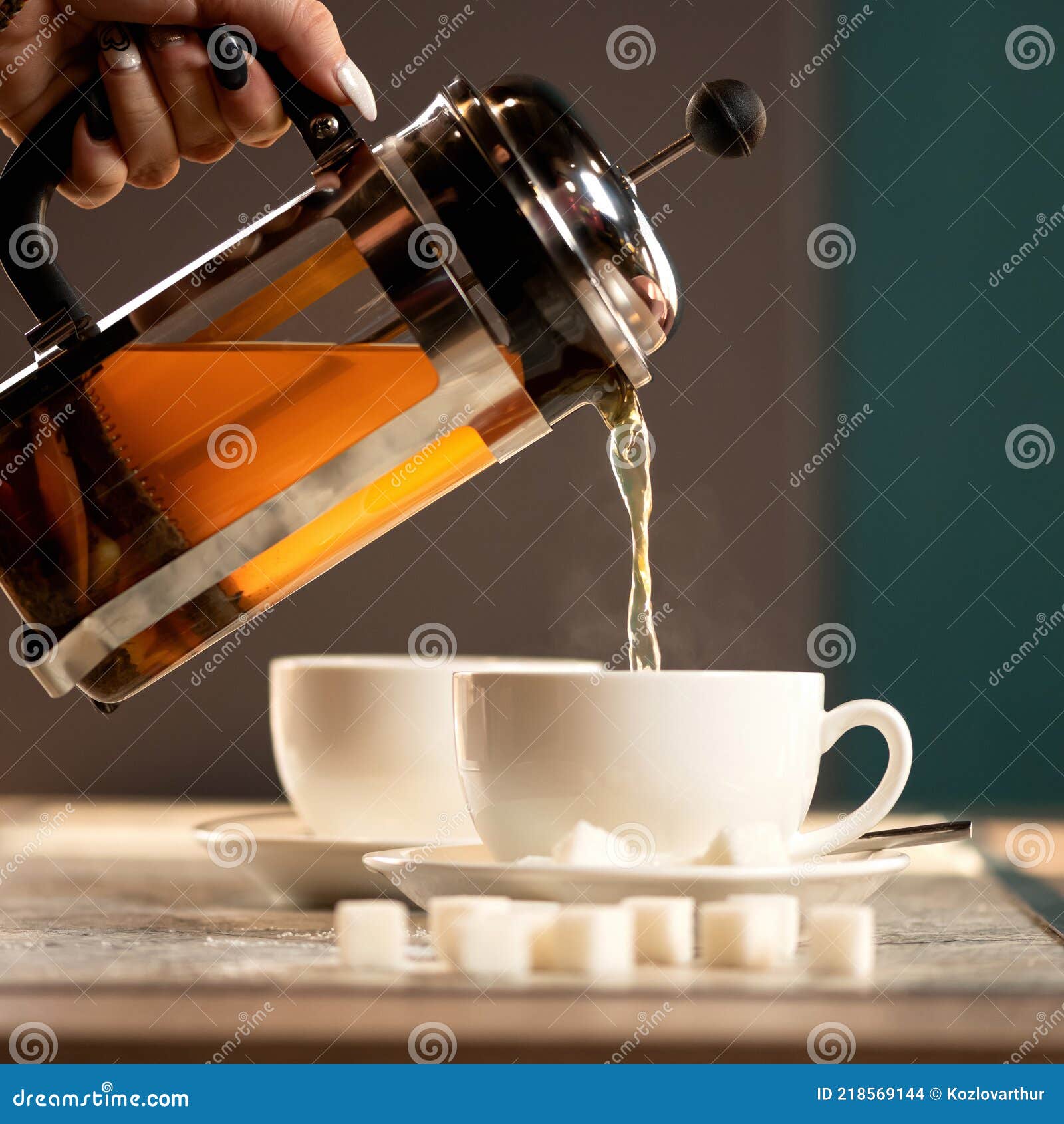 l'heure du café, bouilloire versant dans une tasse de boisson