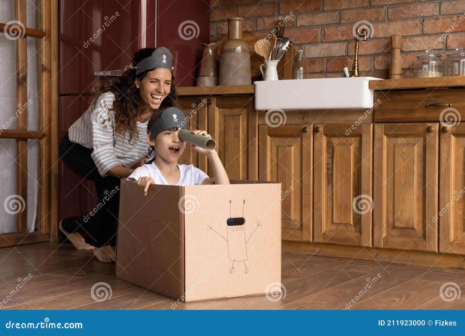 Maison en carton - Les activités de maman