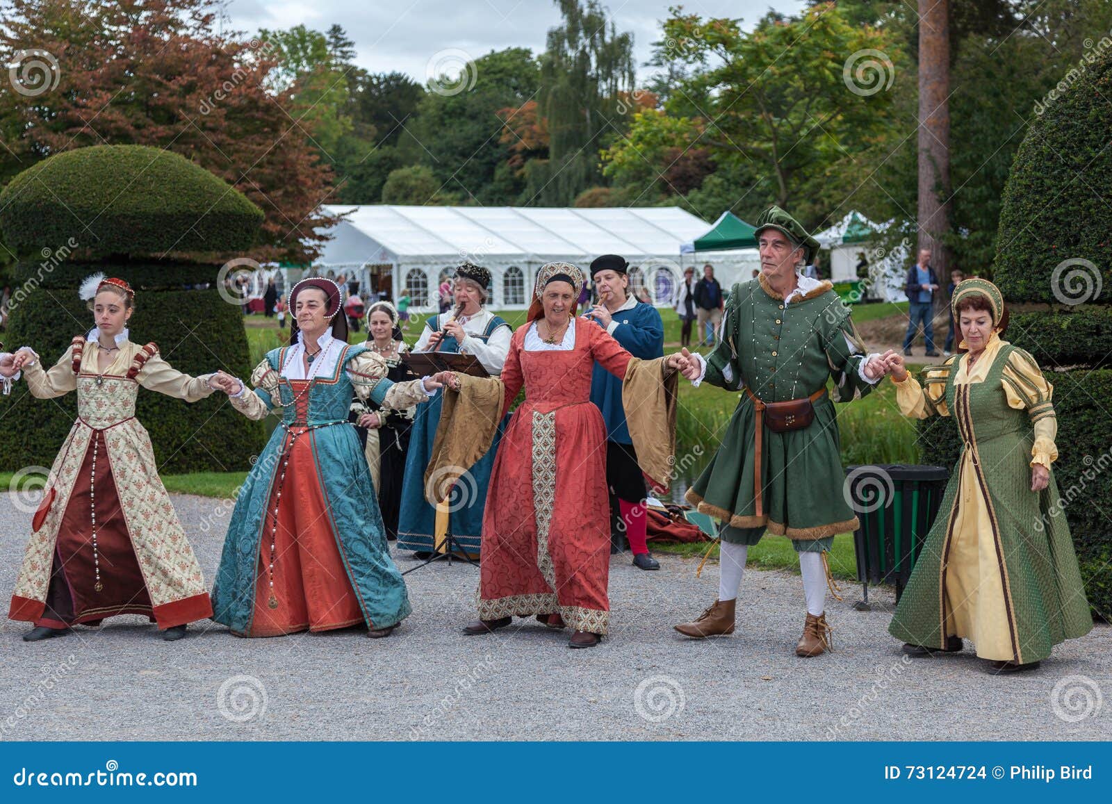 HEVER, KENT/UK - SEPTEMBER 18 : Old Fashioned Dancing at Hever C ...