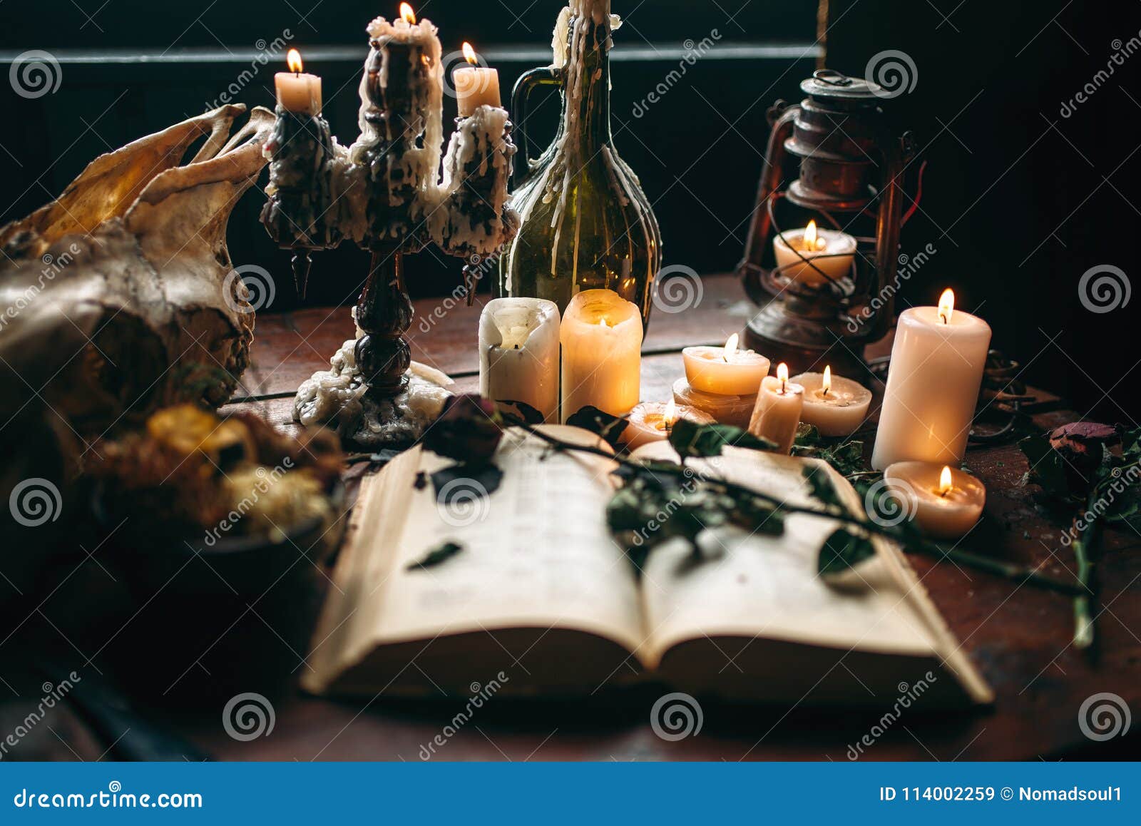 Hexerei, Dunkle Magie, Kerzen Mit Ritualbuch Stockbild Bild von