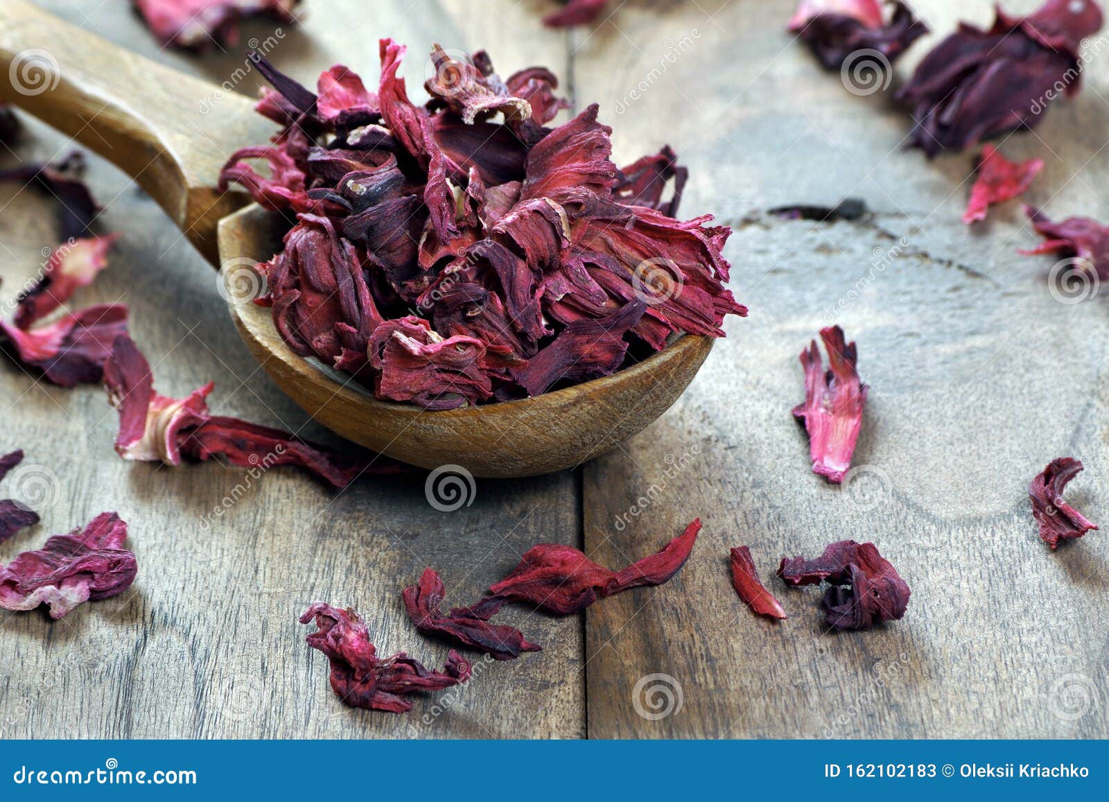 Hibiscus Séché Dans Une Cuillère En Bois Pétales D'hibiscus Séchés Sur Une  Table En Bois Thé D'hibiscus Thé Vitaminé Pour Le Froi Image stock - Image  du rose, nature: 162102183