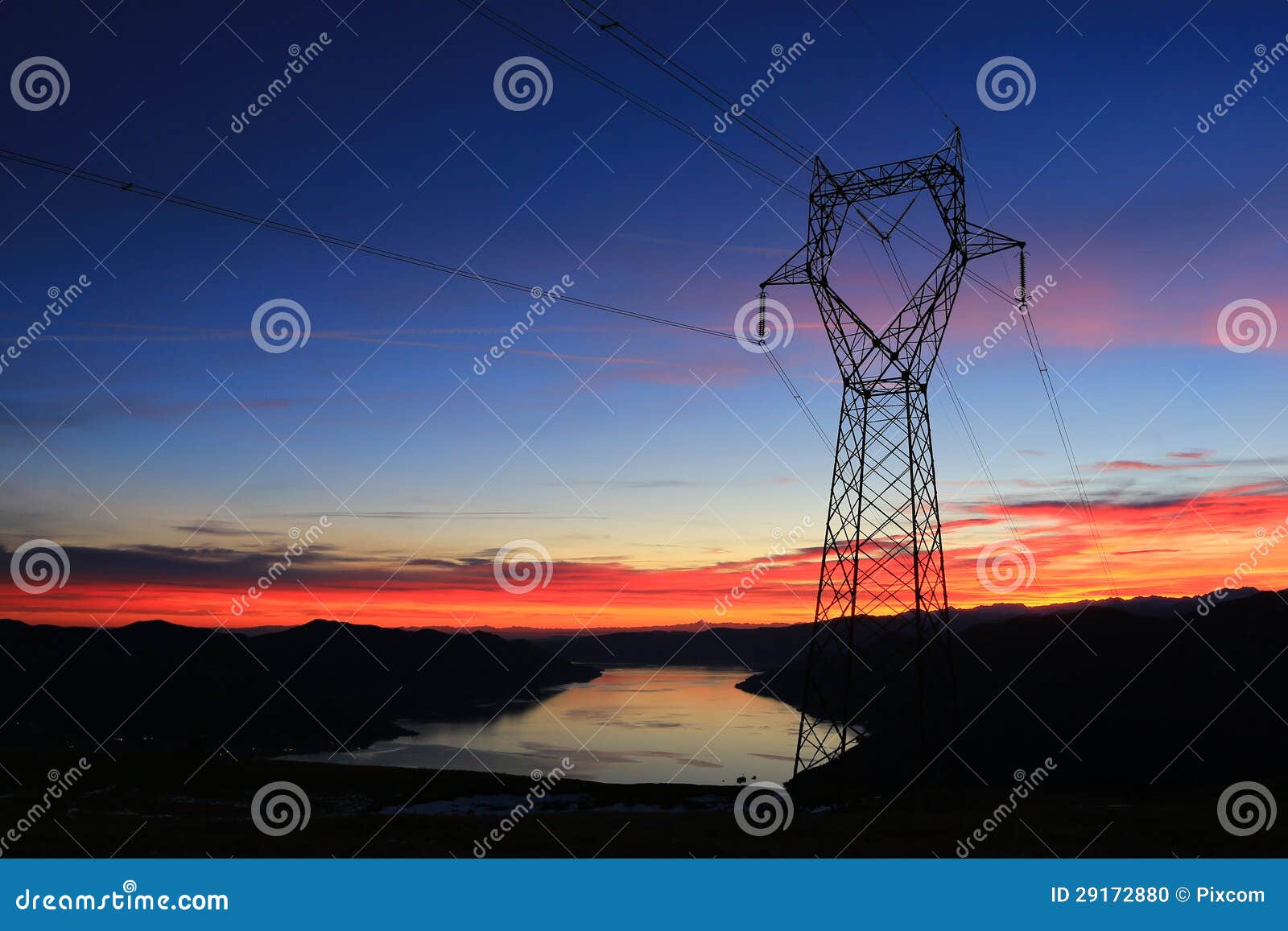 Hidro linha eléctrica da energia. Linha eléctrica, linha de transmissão, hidro poder.