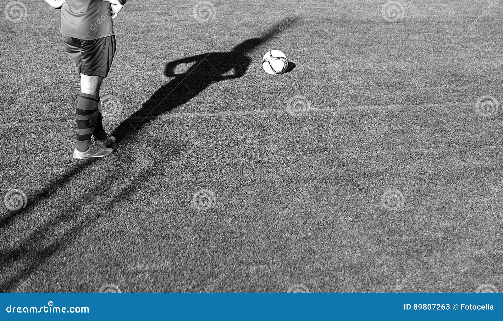 Hierba del partido de fútbol. El partido de fútbol del rival combina en el césped artificial, deporte