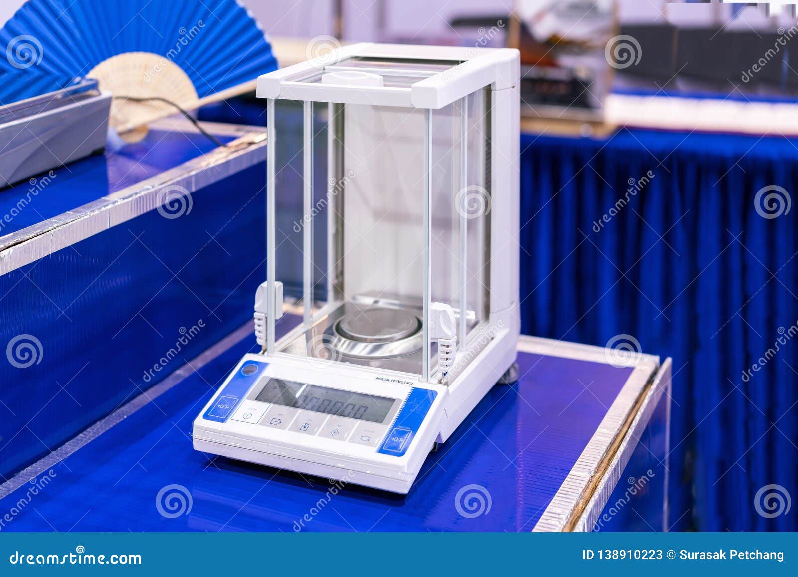 https://thumbs.dreamstime.com/z/high-accuracy-precision-digital-measuring-weight-scale-balance-device-lab-industrial-chemical-medicine-food-beverage-138910223.jpg