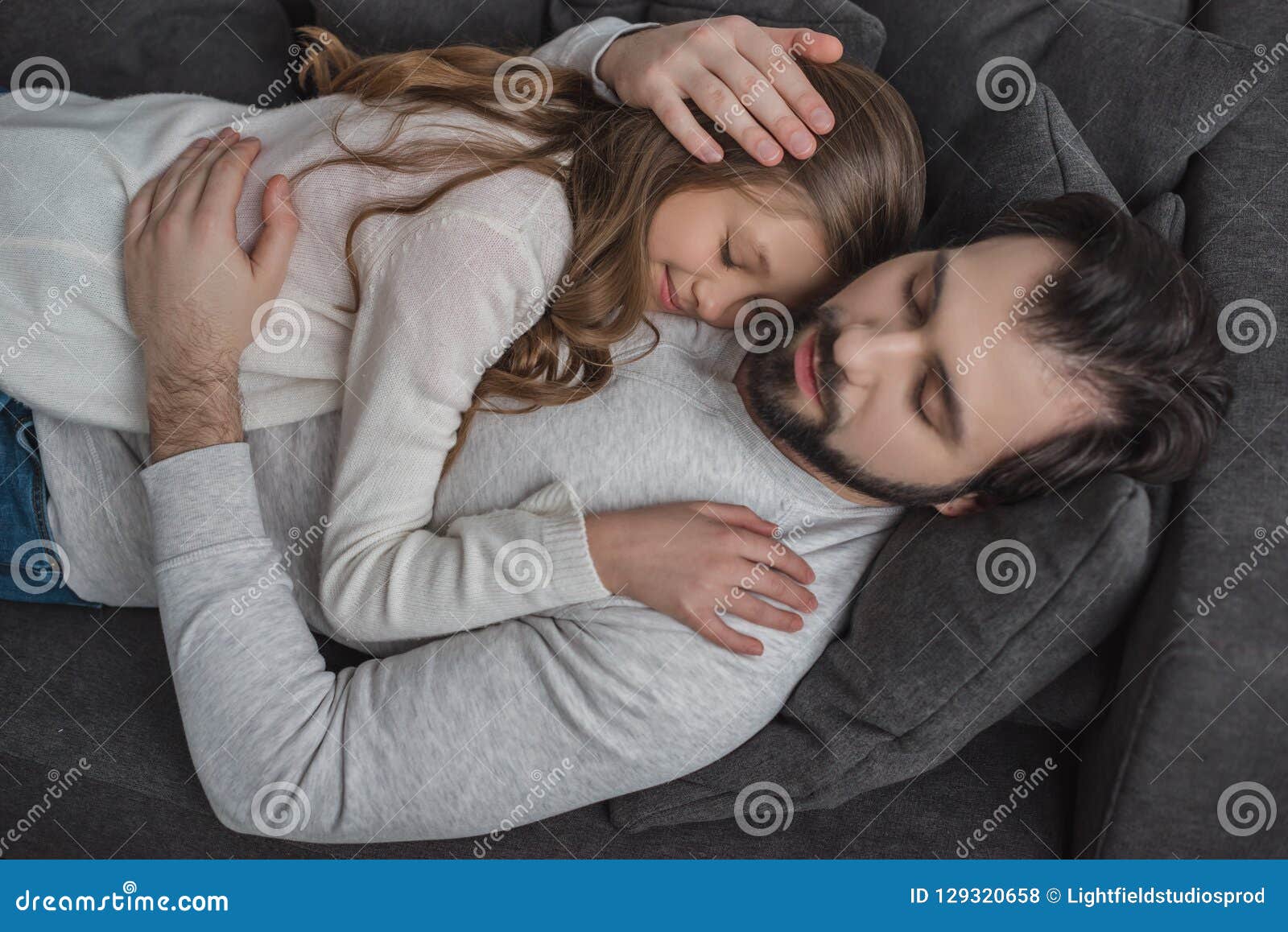 Father sleep daughter. Папа с дочкой спят в обнимку. Ласки отца и дочери. Папа и дочка спят на диване.