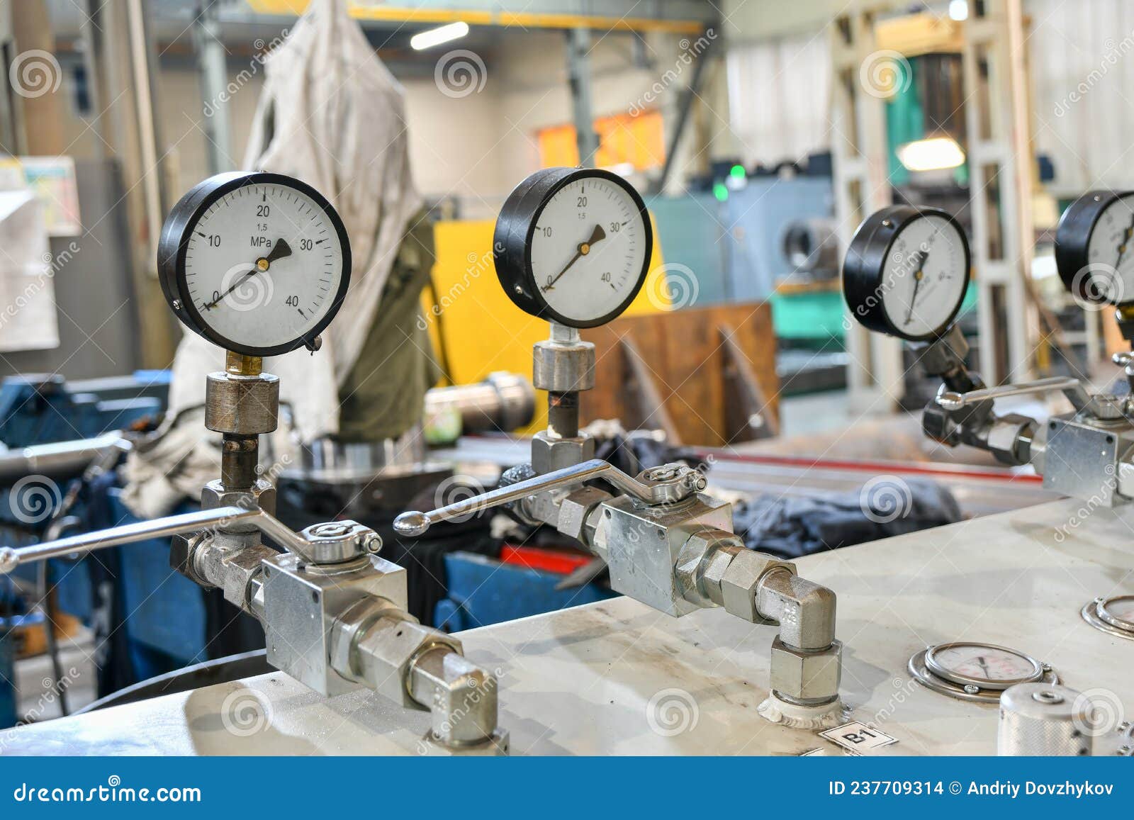 High Pressure Gauges with Changeover Valves in the Hydraulic Supply