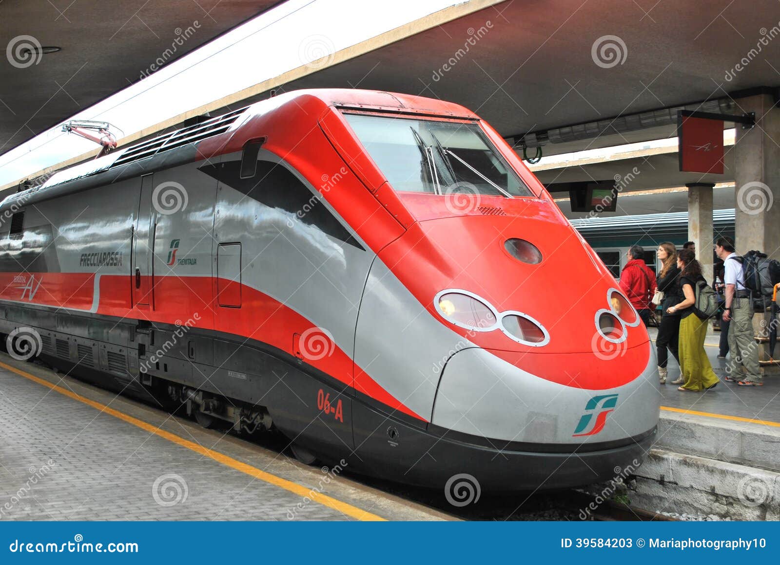 salat langsom Sikker High Speed Italian Train Frecciarossa in a Station Editorial Stock Photo -  Image of editorial, modern: 39584203