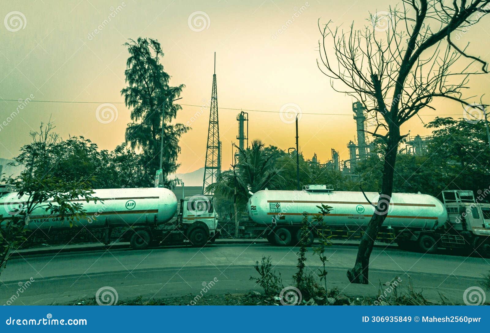 high volume propylene gas two heavy duty tanker transport transit in mumbai pune expressway