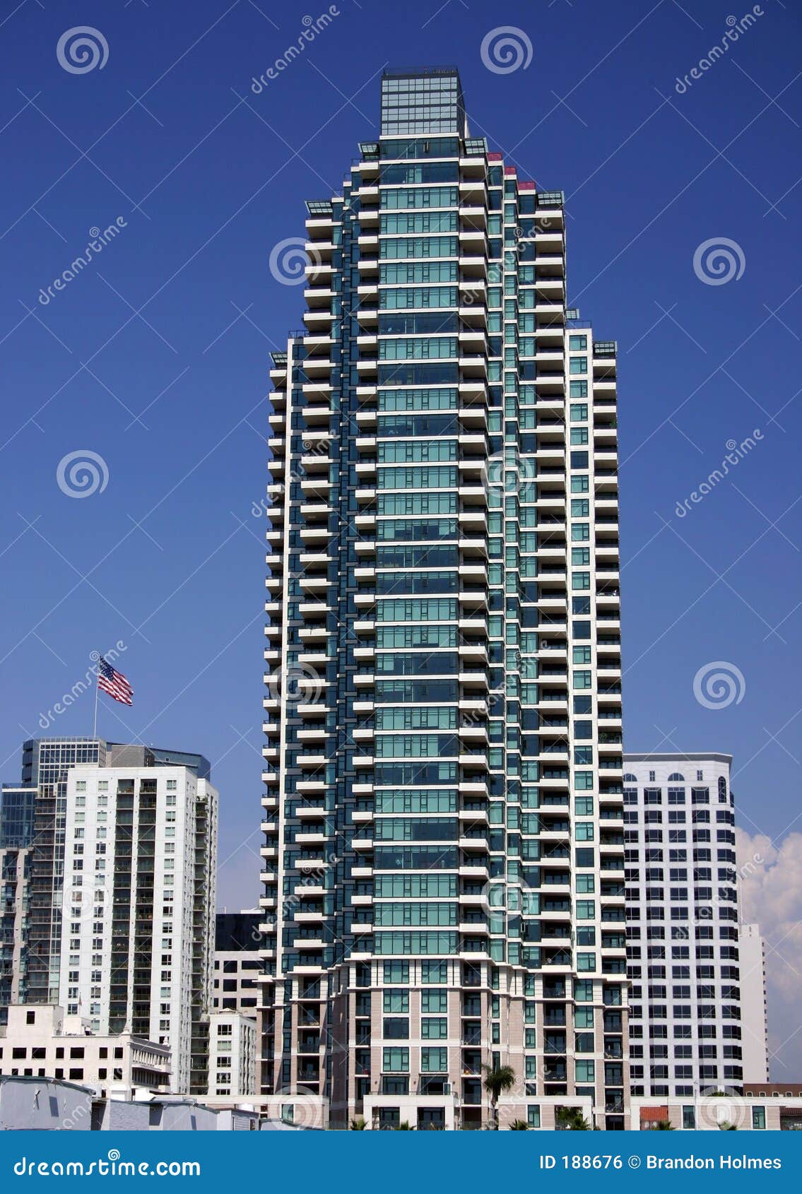 Highrise de San Diego foto de archivo. Imagen de nubes 188676