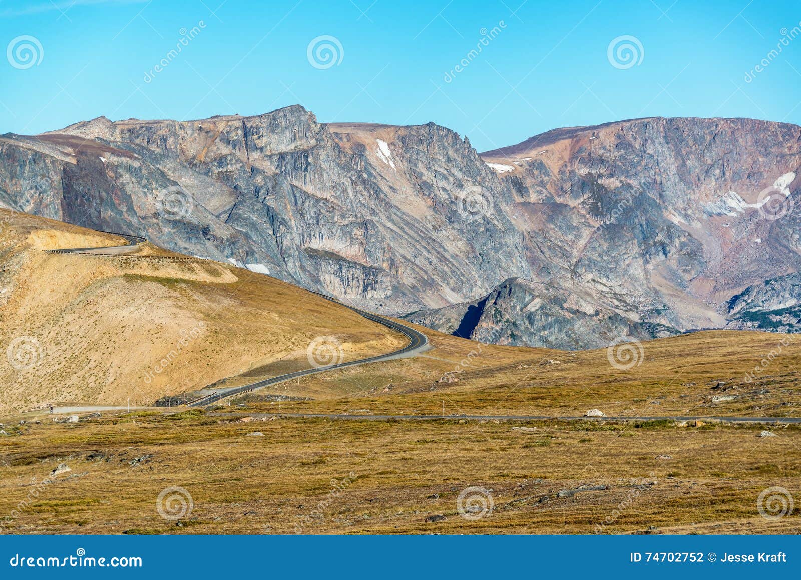 highway in beartooth mountains