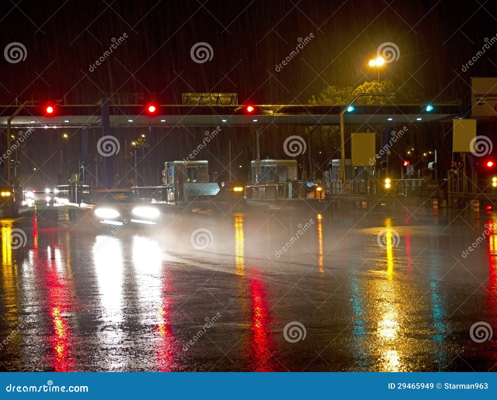 Highway at Night in the Rain Stock Image - Image of rain, fast: 29465949