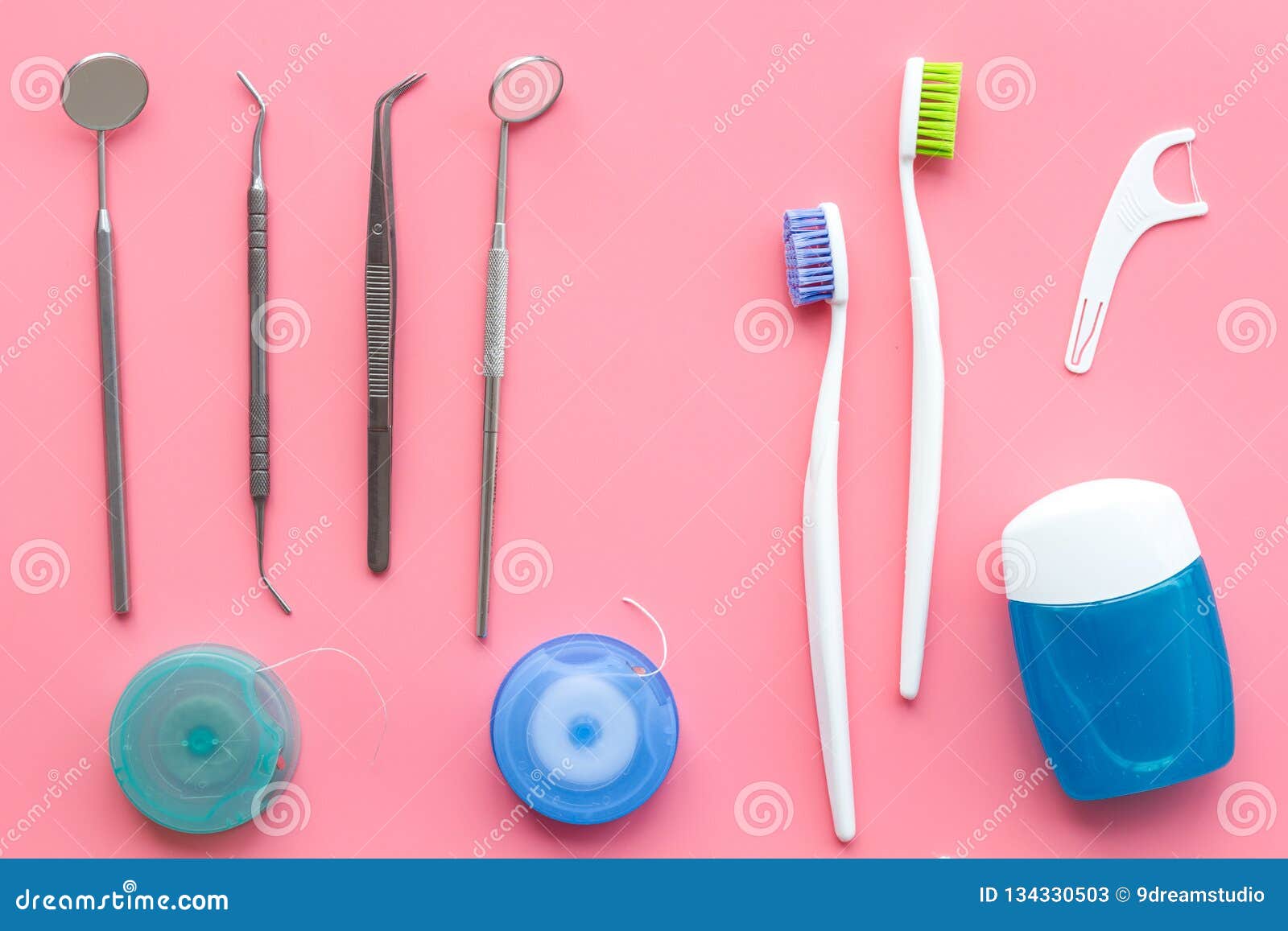 Higiene Oral Diaria Para La Familia Cepillo De Dientes, Seda Dental E Instrumentos Del Dentista En La Opinión Superior Del Fondo Imagen de archivo - Imagen de equipo, enjuague: