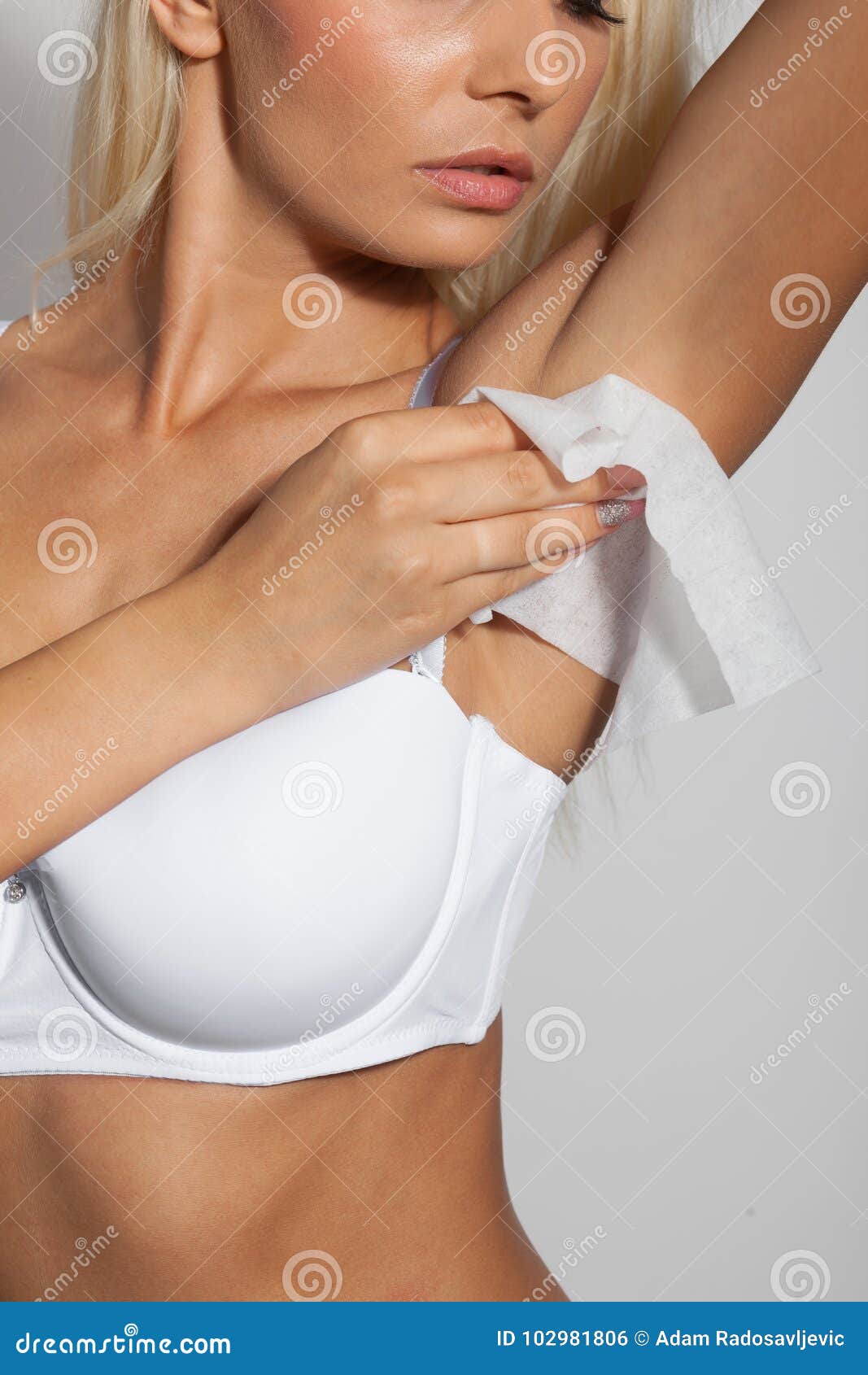 woman use wet wipes to clean armpit