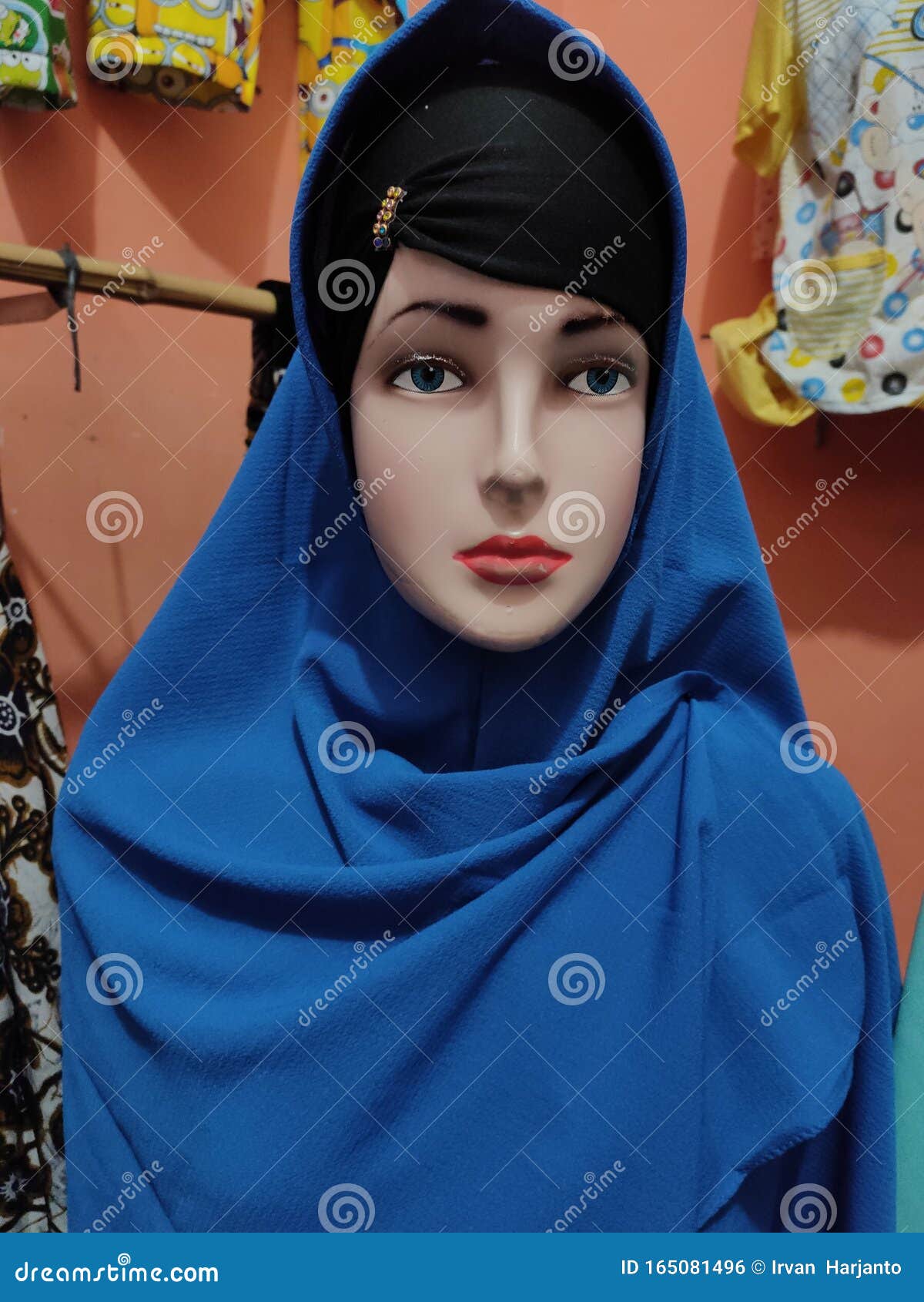 Hijab Bleu Noir Dans Une Poupée Habit Musulman Photo stock - Image du  magnifique, foulard: 165081496