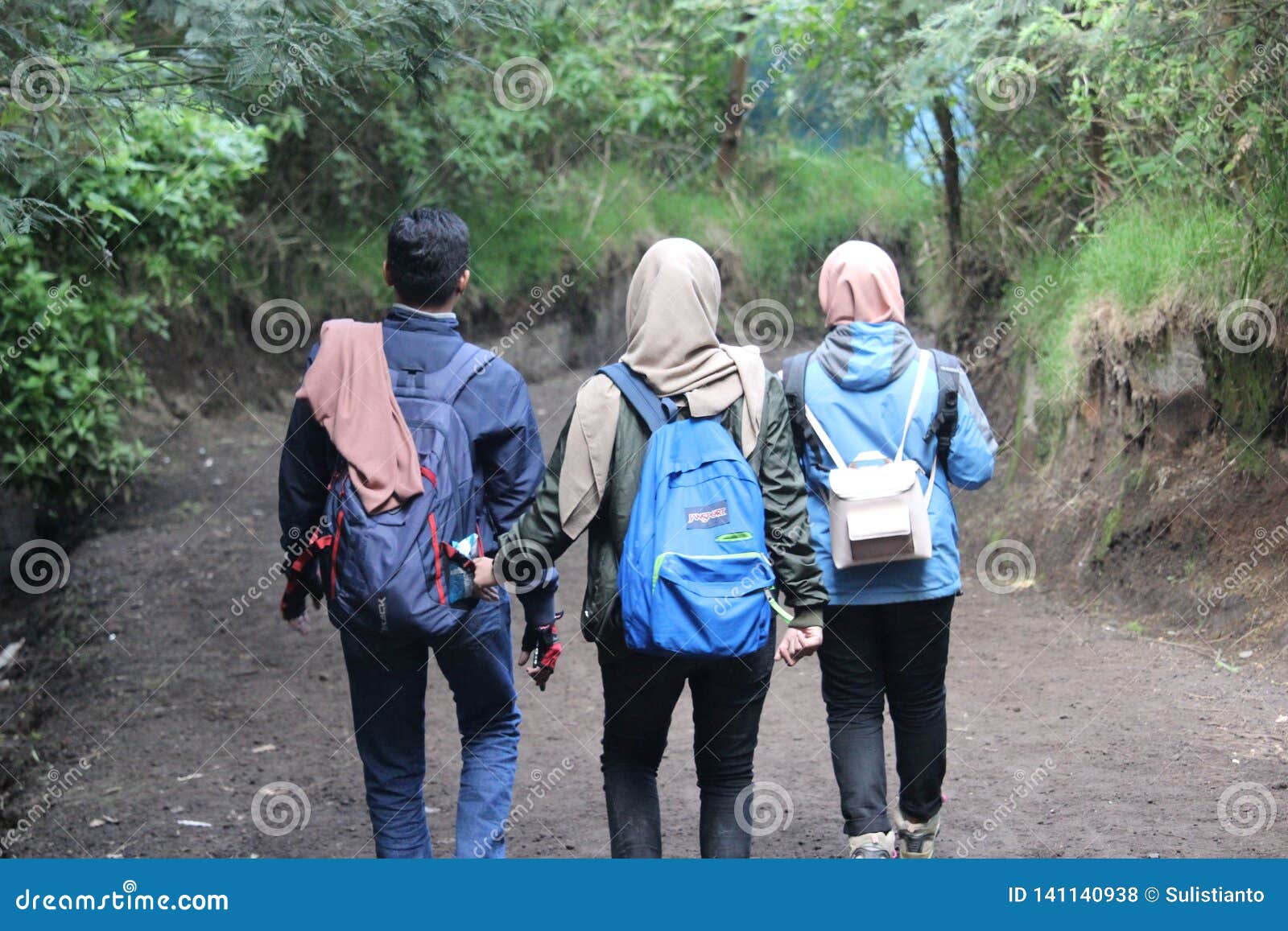 Hijabers, das Ijen-Berg, Banyuwangi, Indonesien wandert. Berg-hijabers Wandern ijen banyuwangi Indonesien-Wandererverfolger hikinghijab