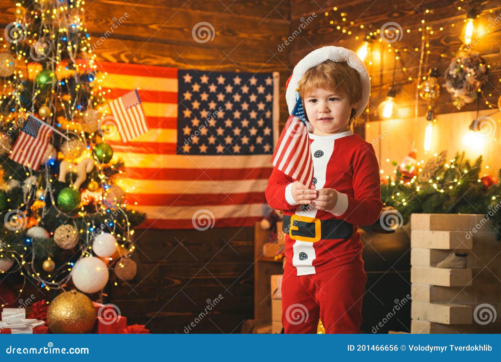 Hijo De La Feliz Navidad Con Banderas De Estados Unidos.. Feliz Navidad En  América. Auxiliar De Santa Con La Bandera De Estados Un Foto de archivo -  Imagen de rojo, vacaciones: 201466656