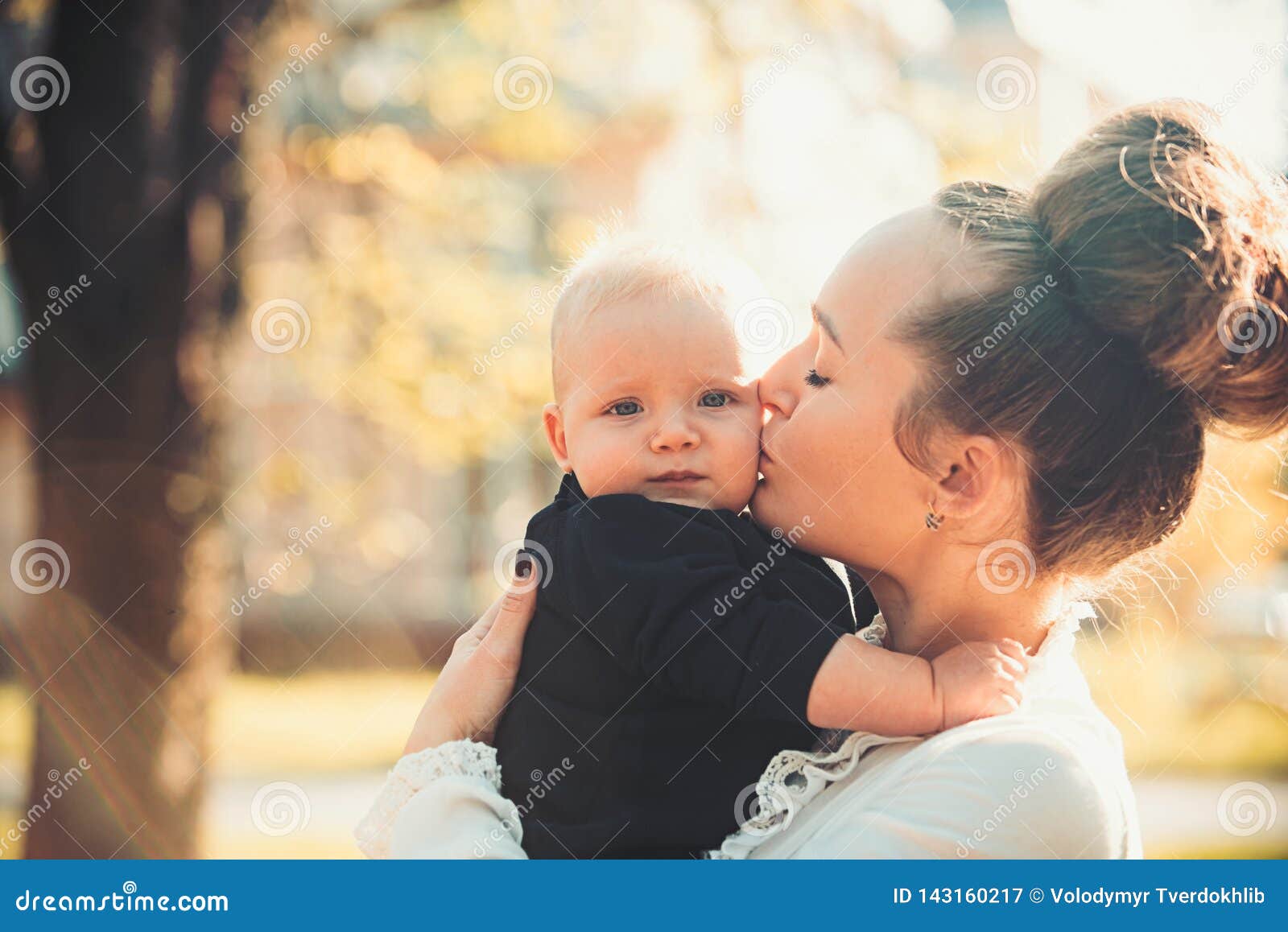 Hijo Del Beso De La Madre Pequeño Con Amor Mujer Con El Niño Mamá Y Bebé Al Aire Libre Concepto Del Día De Madres La Familia Feli Imagen de archivo - Imagen Hijo Del Beso De La Madre Pequeño Con Amor Mujer Con El Niño Mamá Y Bebé Al Aire Libre Concepto Del Día De Madres La Familia Feli Imagen de archivo - Imagen