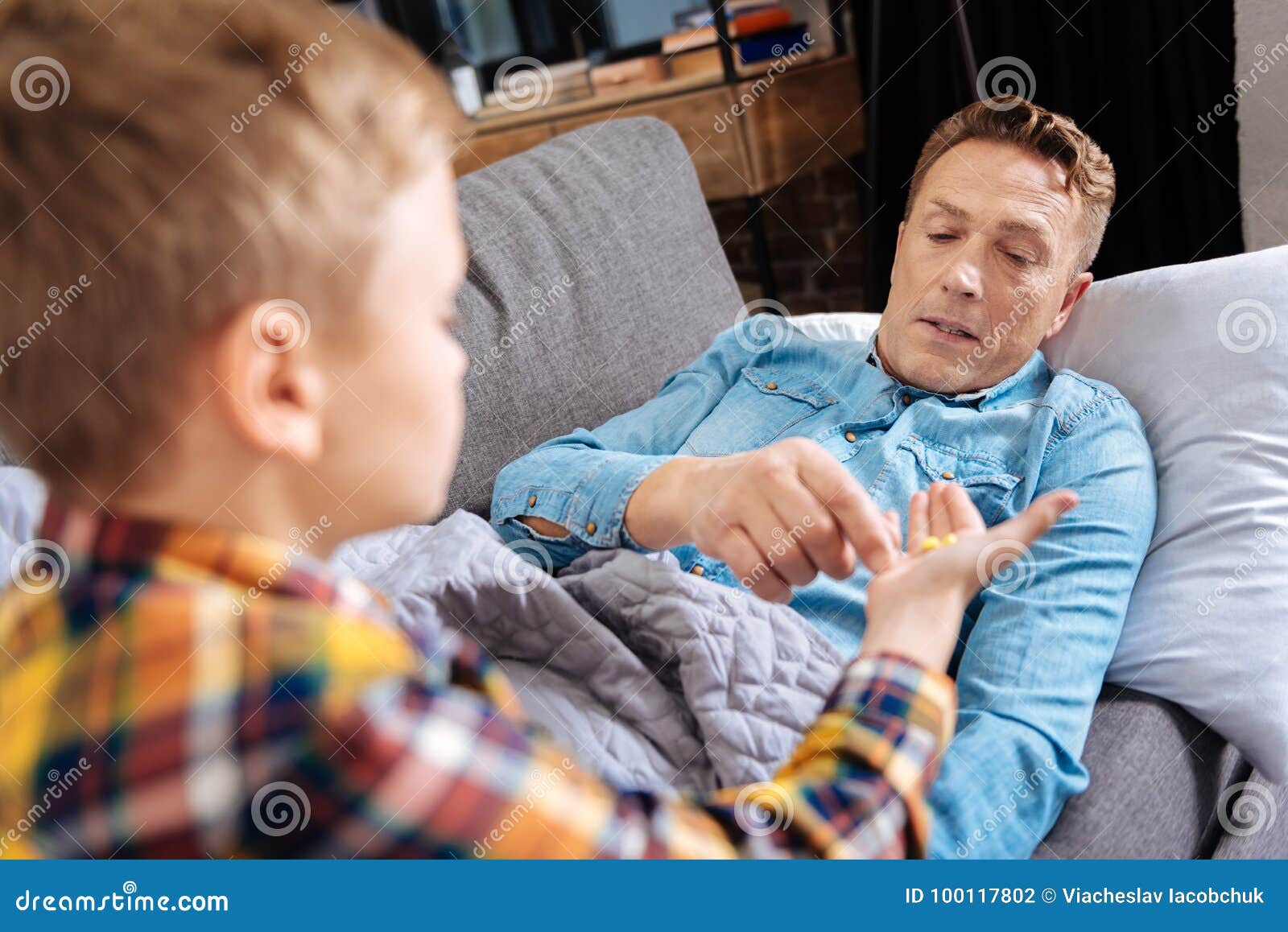 Hijo Que Cuida Que Da La Medicina a Su Padre Enfermo Foto de archivo -  Imagen de medicina, cabrito: 100117802