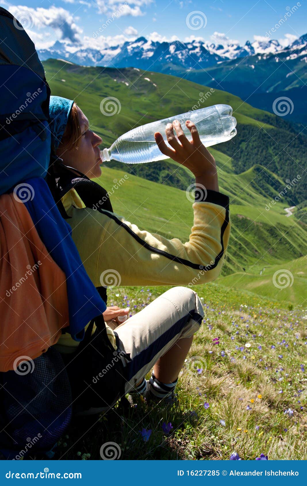 https://thumbs.dreamstime.com/z/hiker-girl-drinking-water-16227285.jpg