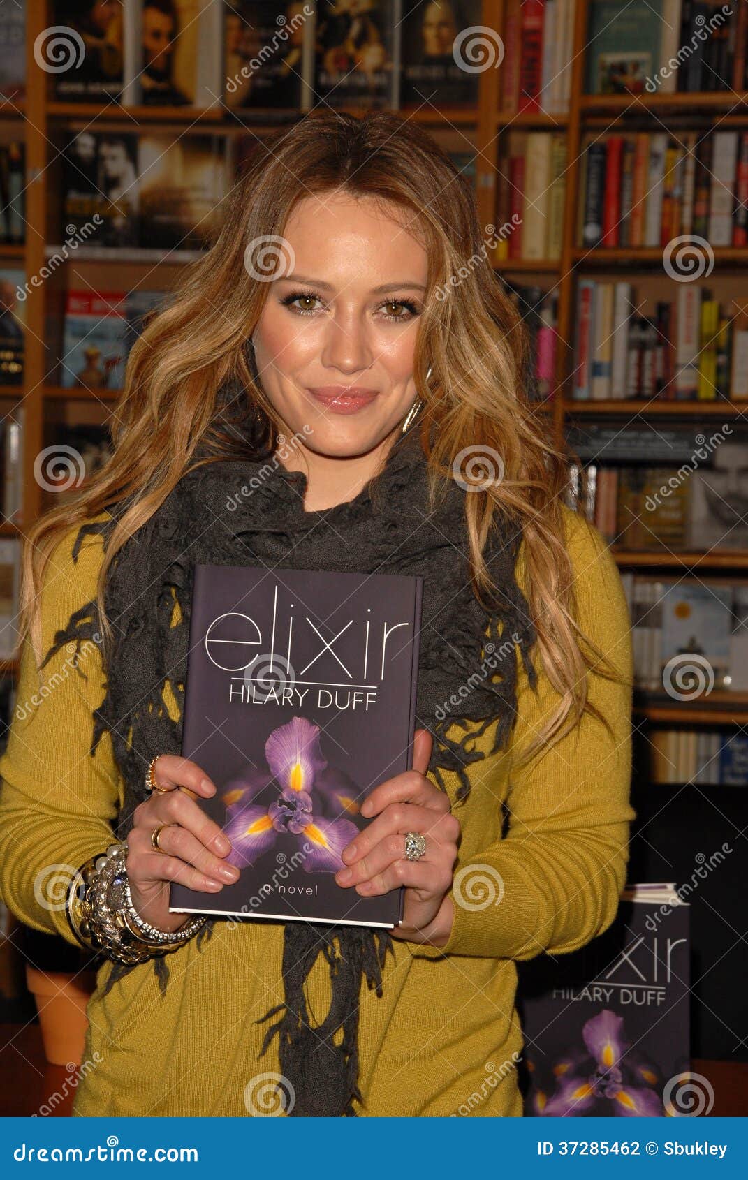 Hilary Duff editorial photography. Image of signing, novel 37285462