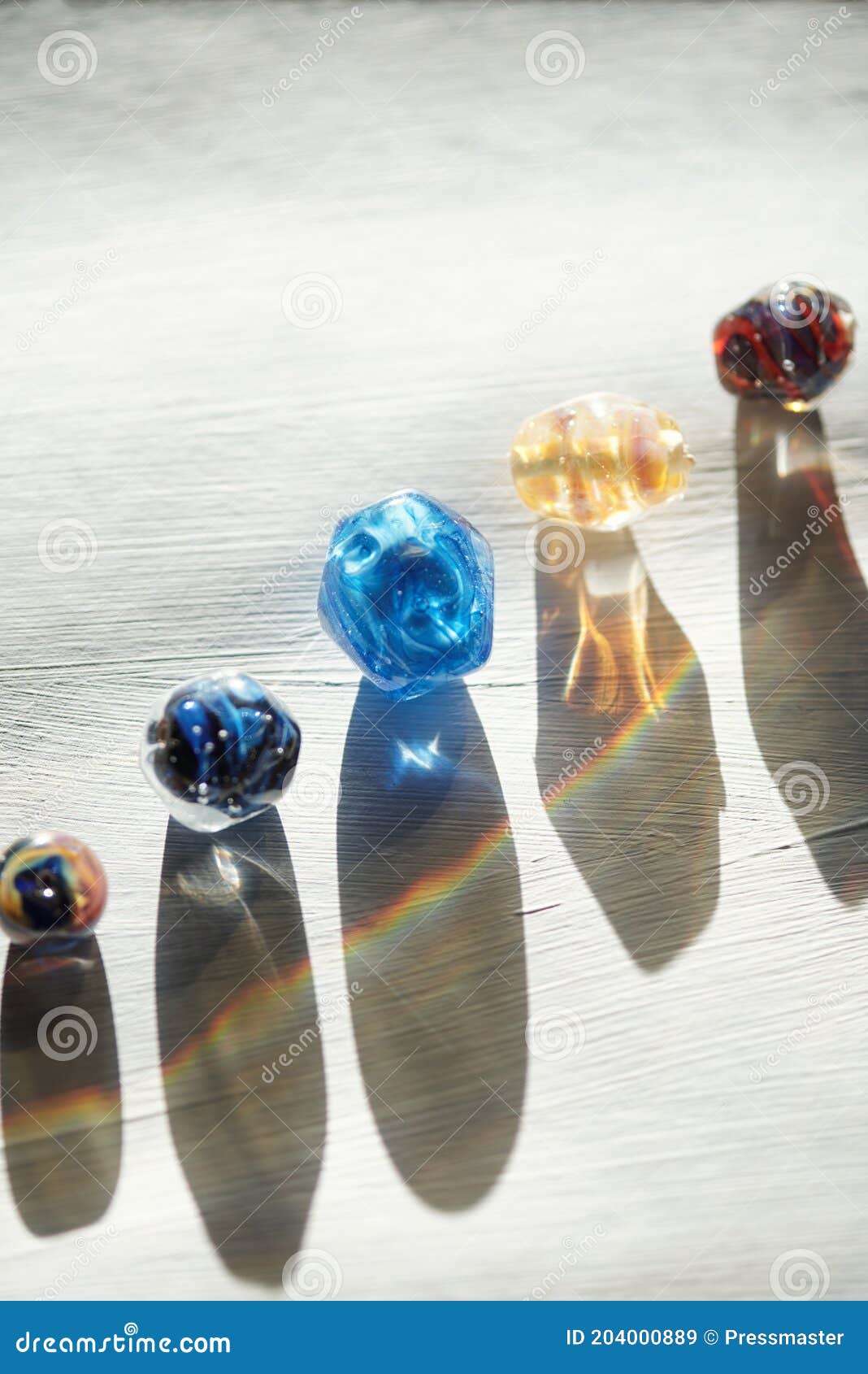 https://thumbs.dreamstime.com/z/hilera-de-cuentas-cristal-varios-colores-y-formas-para-collares-sombras-diferentes-tama%C3%B1os-sus-largas-sobre-una-mesa-madera-204000889.jpg