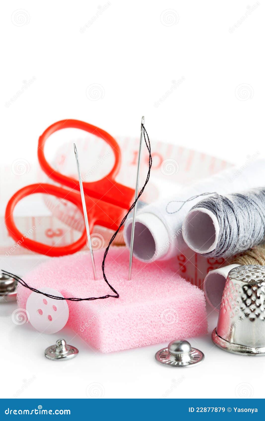 Hilfsmittel für Näharbeitgewindescheren. Hilfsmittel für Näharbeit verlegen Scheren und Bandmaß auf weißem Hintergrund