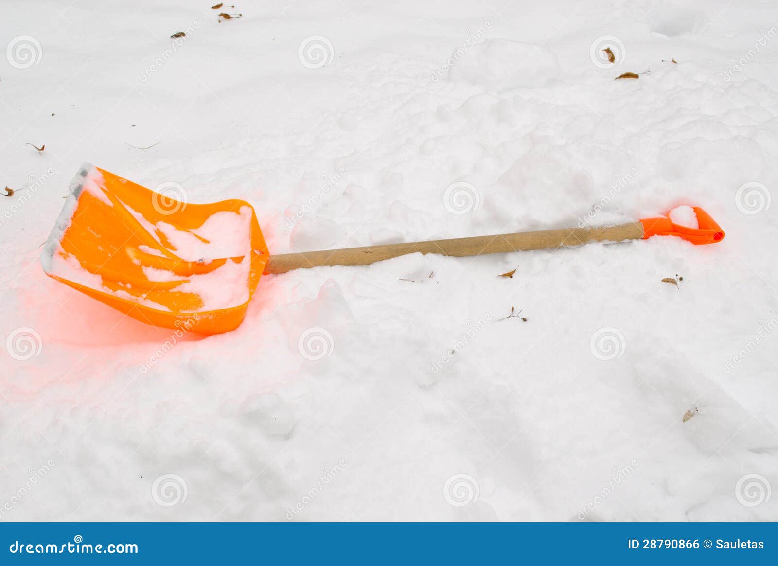 Hilfsmittellügenrest-Schneewehewinter des orange Schnees sauberer. Hilfsmittel-Lügenrest des orange Plastikschnees sauberer auf Schneewehe im Winter.