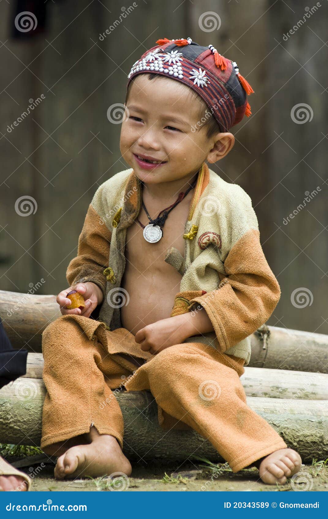 Hilltribe微笑. 8 2009年男孩种族前边境组hilltribe他的房子7月居住许多少数民族的sapa城镇未认出的越南