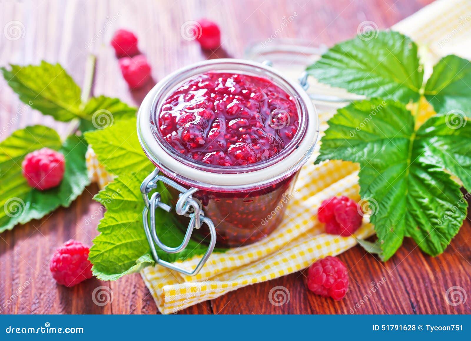 Himbeermarmelade stockfoto. Bild von frühstück, blatt - 51791628