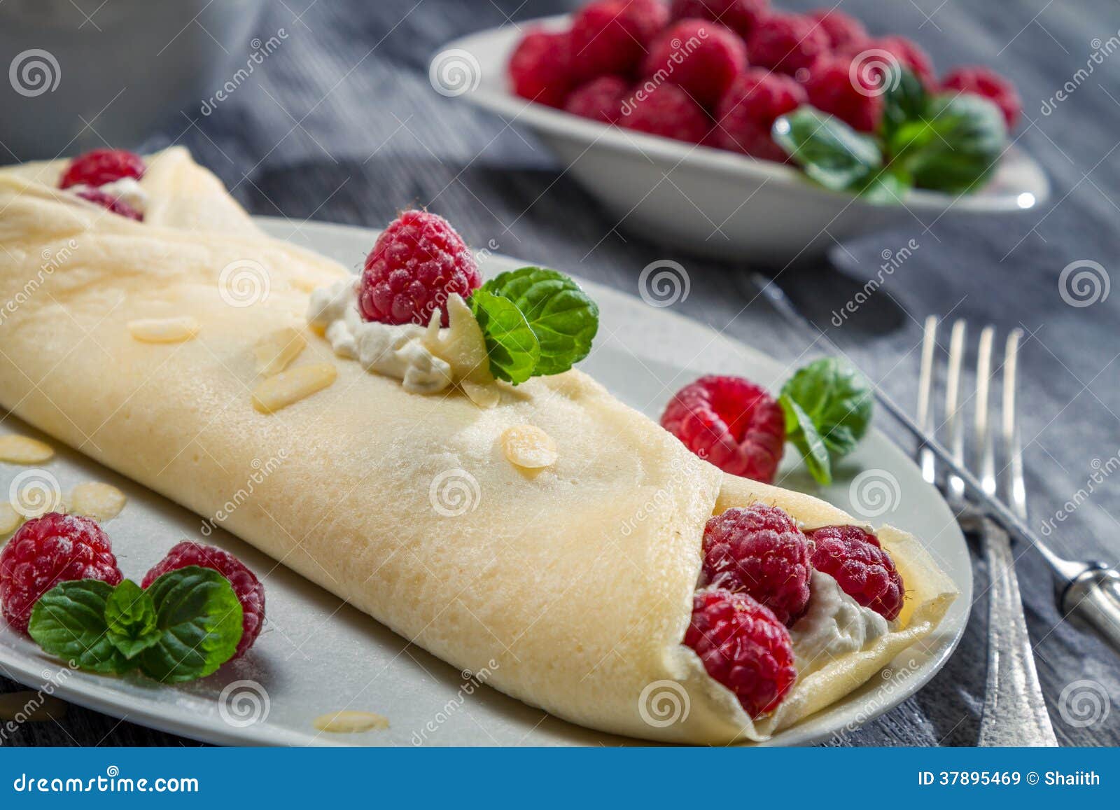 Himbeerpfannkuchen Mit Mandeln Und Pulverzucker Stockbild - Bild von ...